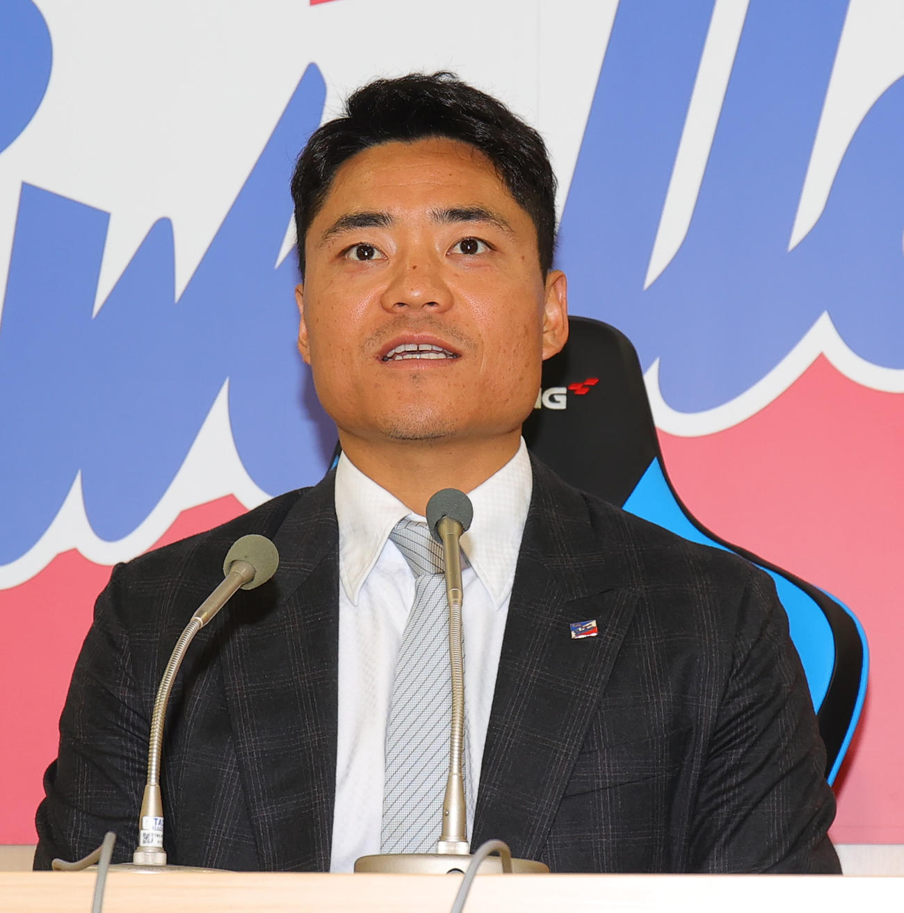 契約更改を終え会見するヤクルト中村（撮影・野上伸悟）