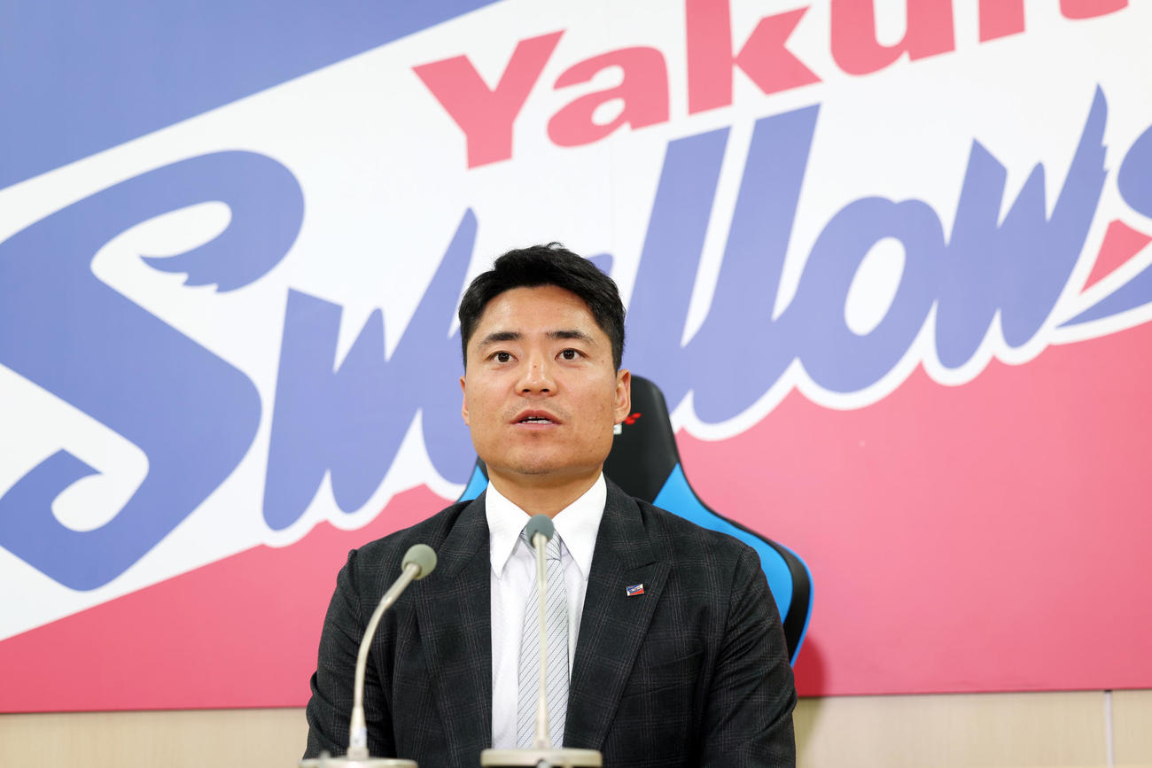 契約更改を終え会見するヤクルト中村（撮影・野上伸悟）