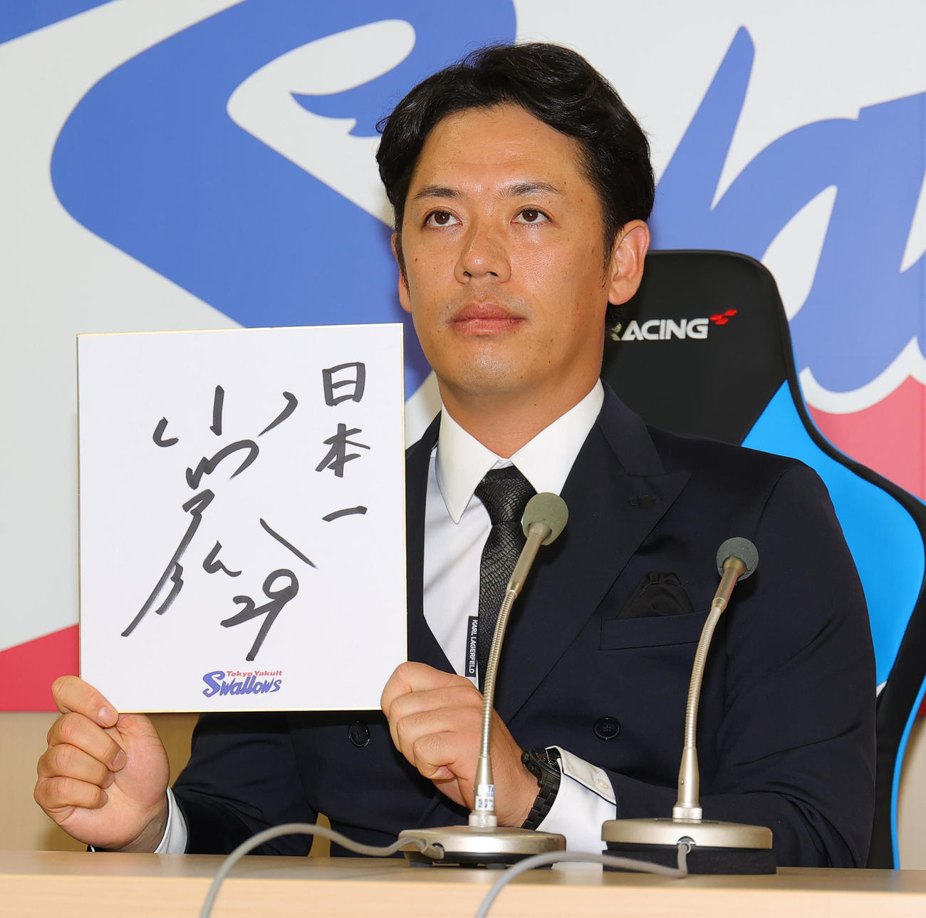 契約更改を終え、来季の目標に「日本一」を掲げたヤクルト小川（撮影・野上伸悟）