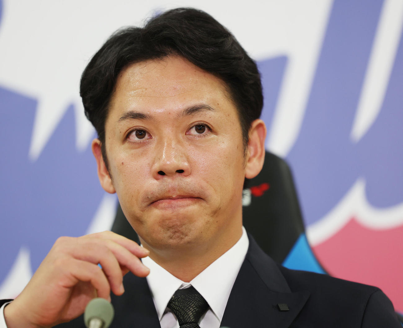 契約更改を終え会見するヤクルト小川（撮影・野上伸悟）