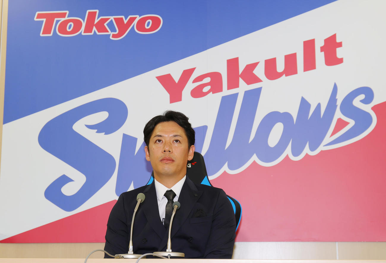 契約更改を終え会見するヤクルト小川（撮影・野上伸悟）
