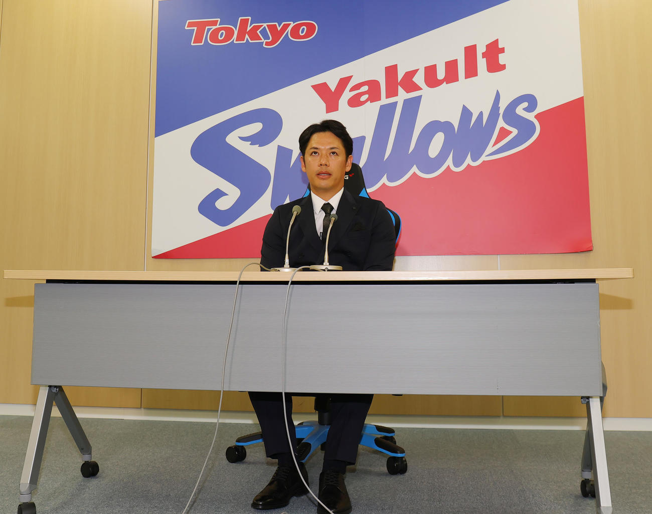 契約更改を終え会見するヤクルト小川（撮影・野上伸悟）