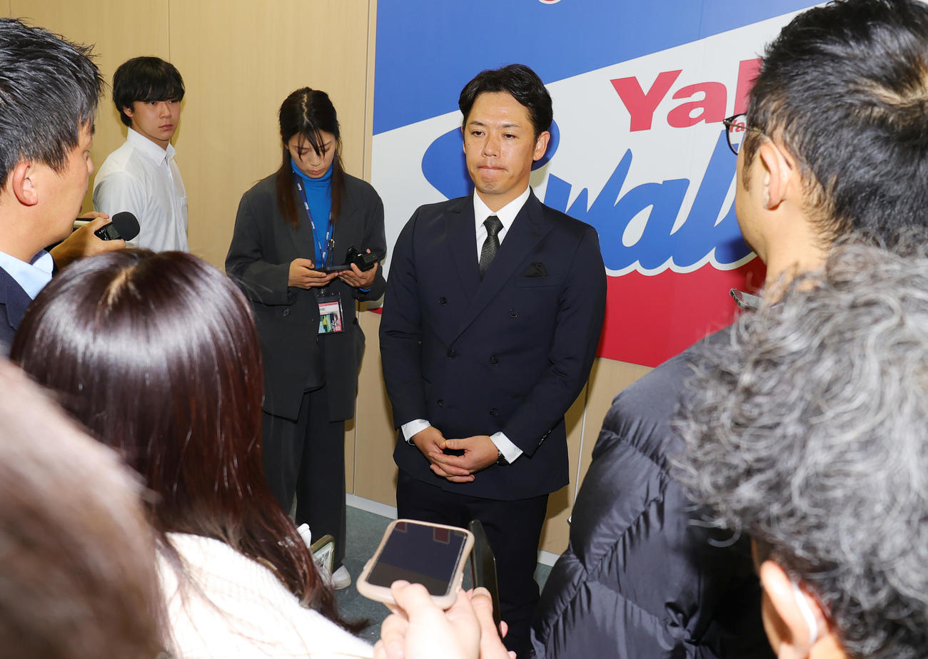 契約更改を終え取材対応するヤクルト小川（撮影・野上伸悟）
