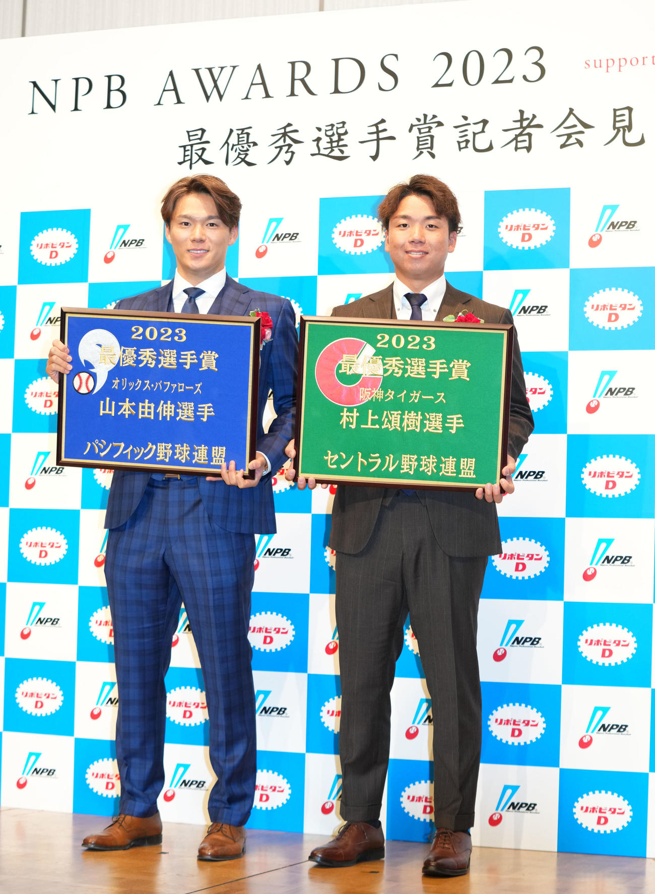 最優秀選手賞を受賞し笑顔を見せるオリックス山本（左）と阪神村上（撮影・横山健太）