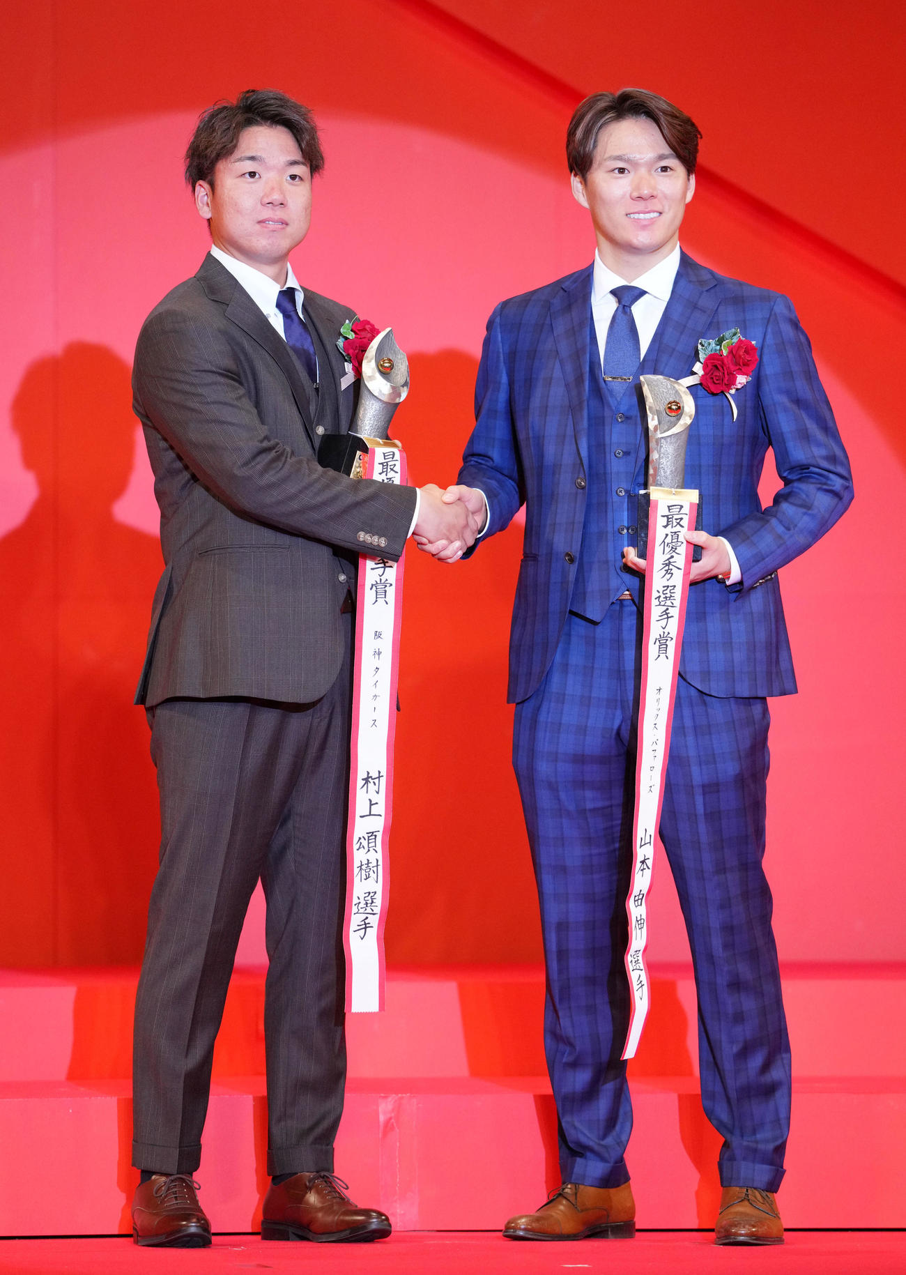 最優秀選手賞を受賞し笑顔で握手を交わす阪神村上（左）とオリックス山本（撮影・横山健太）