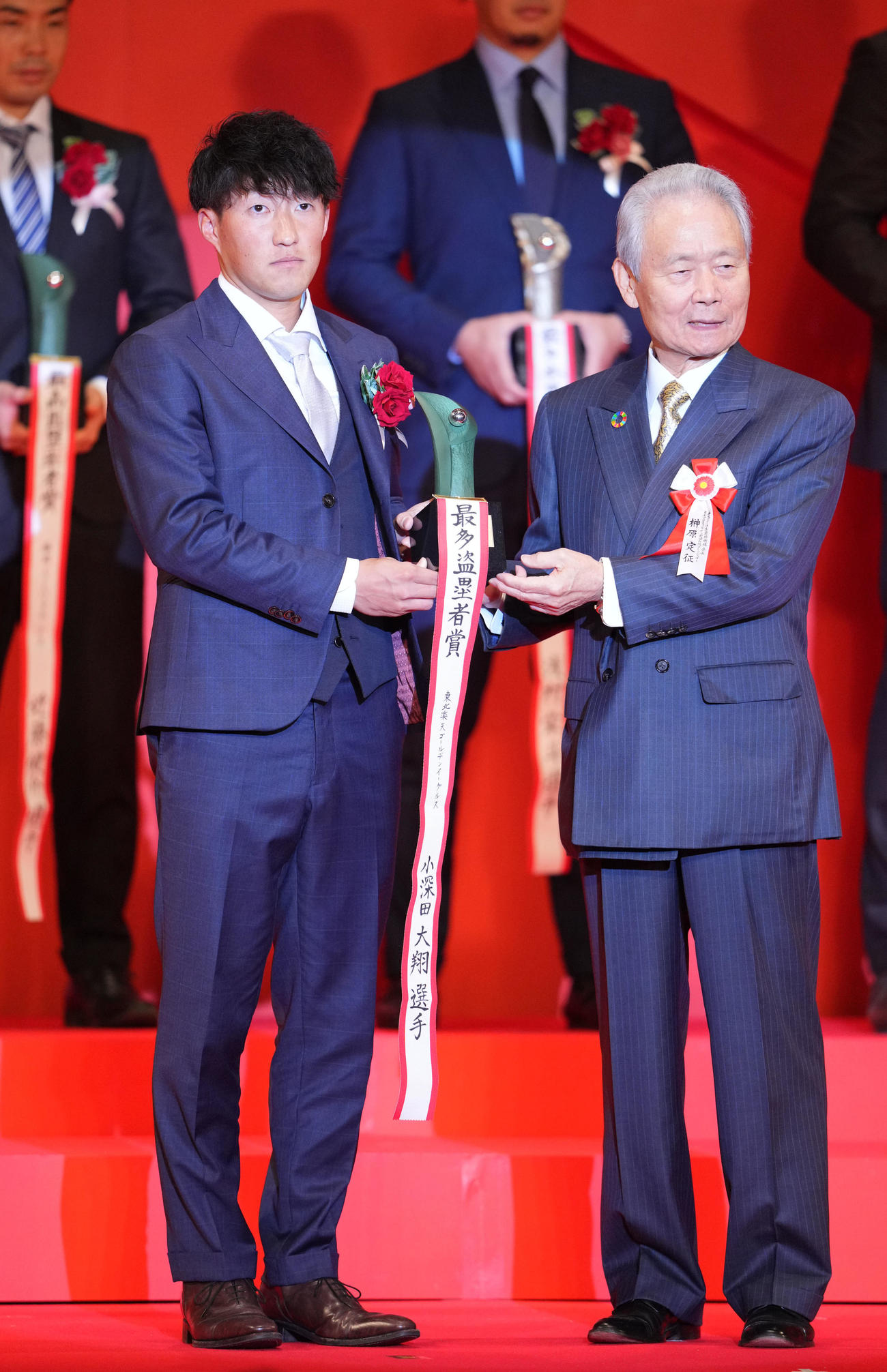 パリーグ最多盗塁者賞を受賞した楽天小深田。右は榊原コミッショナー（撮影・横山健太）