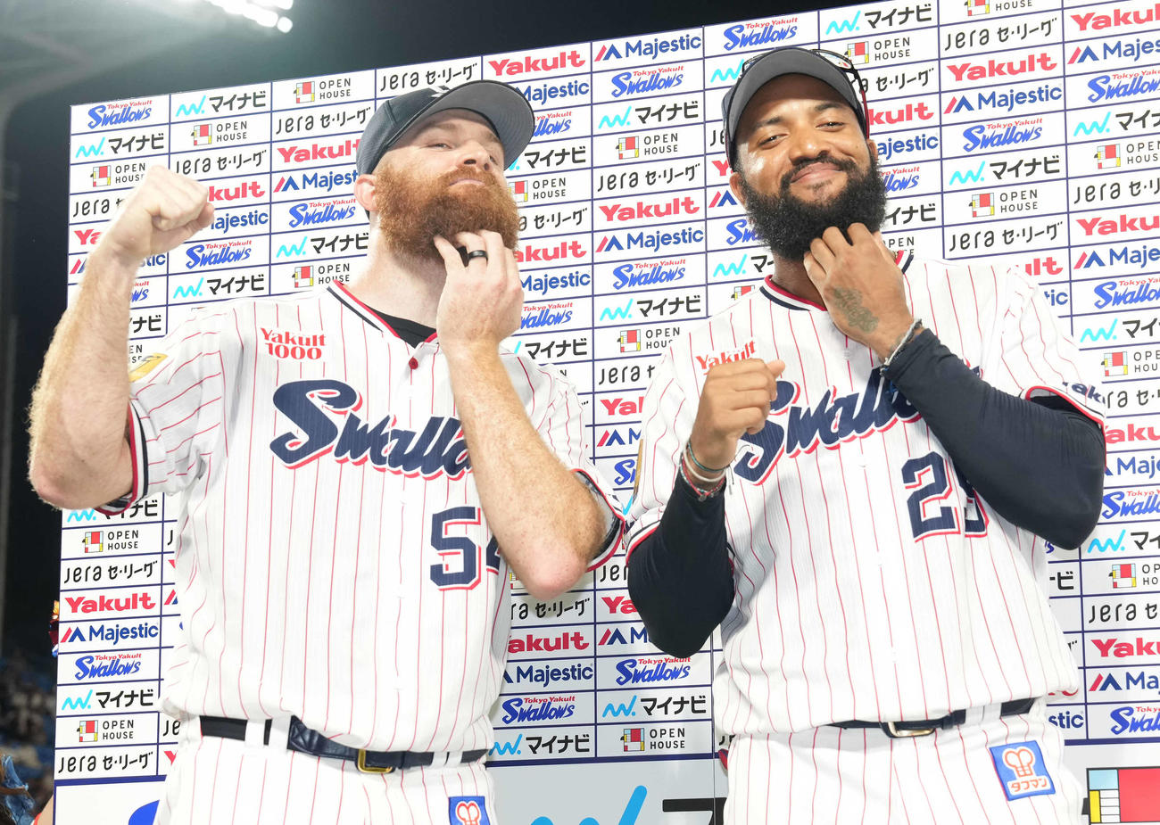 ヤクルト対中日　お立ち台でひげを触るヤクルト・サイスニード（左）とサンタナ（撮影・鈴木みどり）