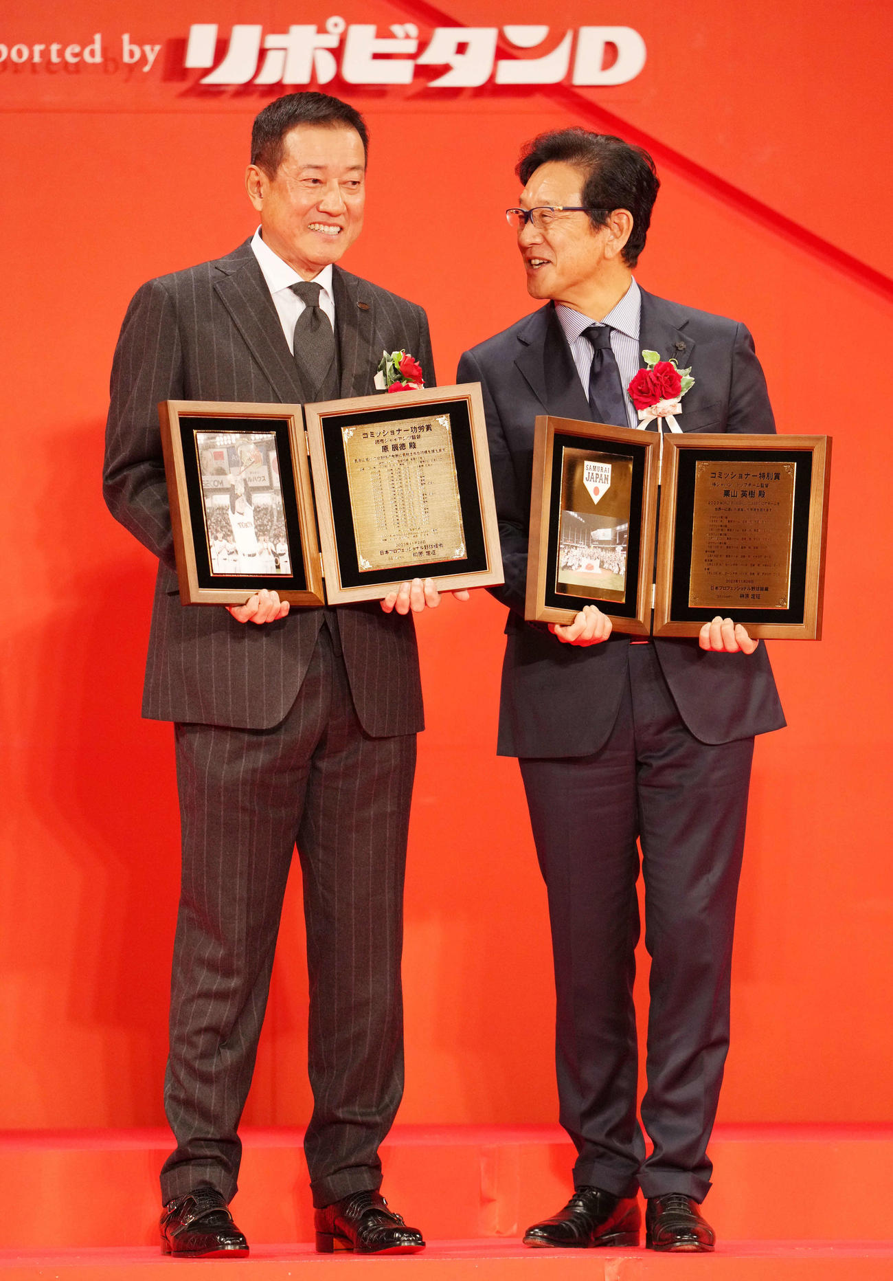 コミッショナー特別賞を受賞し笑顔を見せる原辰徳氏（左）と栗山英樹氏（撮影・横山健太）
