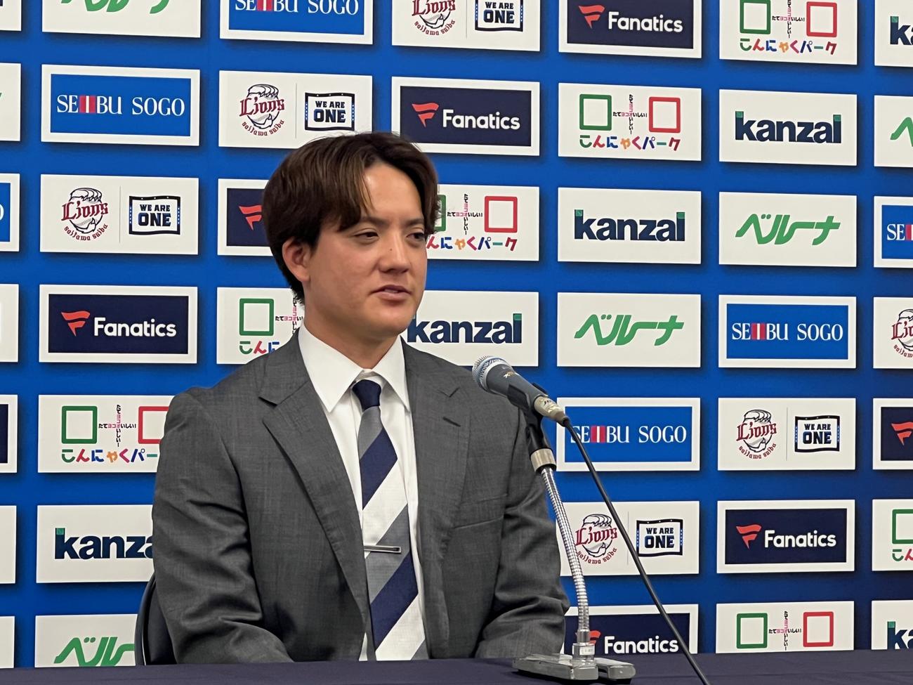 契約更改交渉を終えた西武与座（撮影・金子真仁）