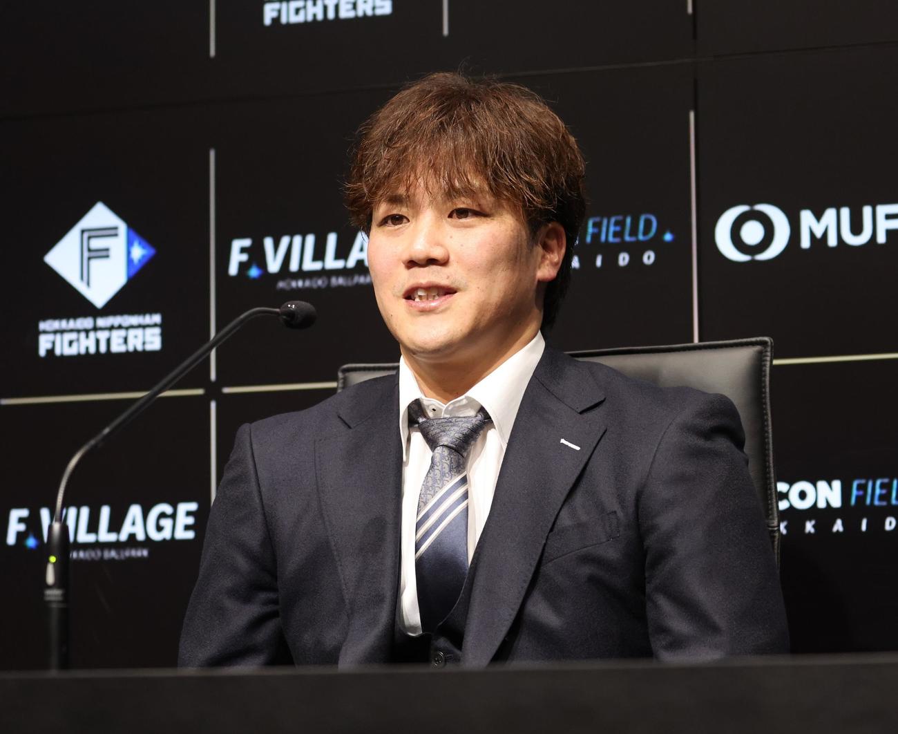 契約更改を終え会見する日本ハム伏見（撮影・黒川智章）