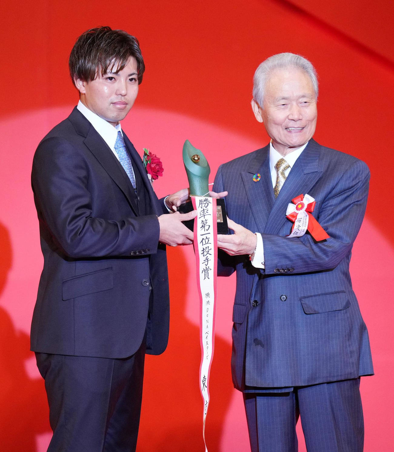 セリーグ勝率第一位投手賞と最多勝利投手賞を受賞したDeNA東。右は榊原コミッショナー（撮影・横山健太）