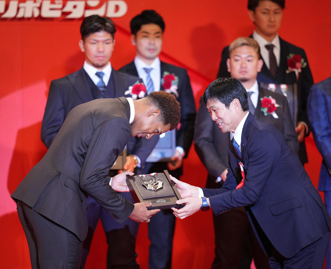 パリーグベストナインを受賞しサッカー日本代表森保監督（右）から盾を受け取る日本ハム万波（撮影・横山健太）