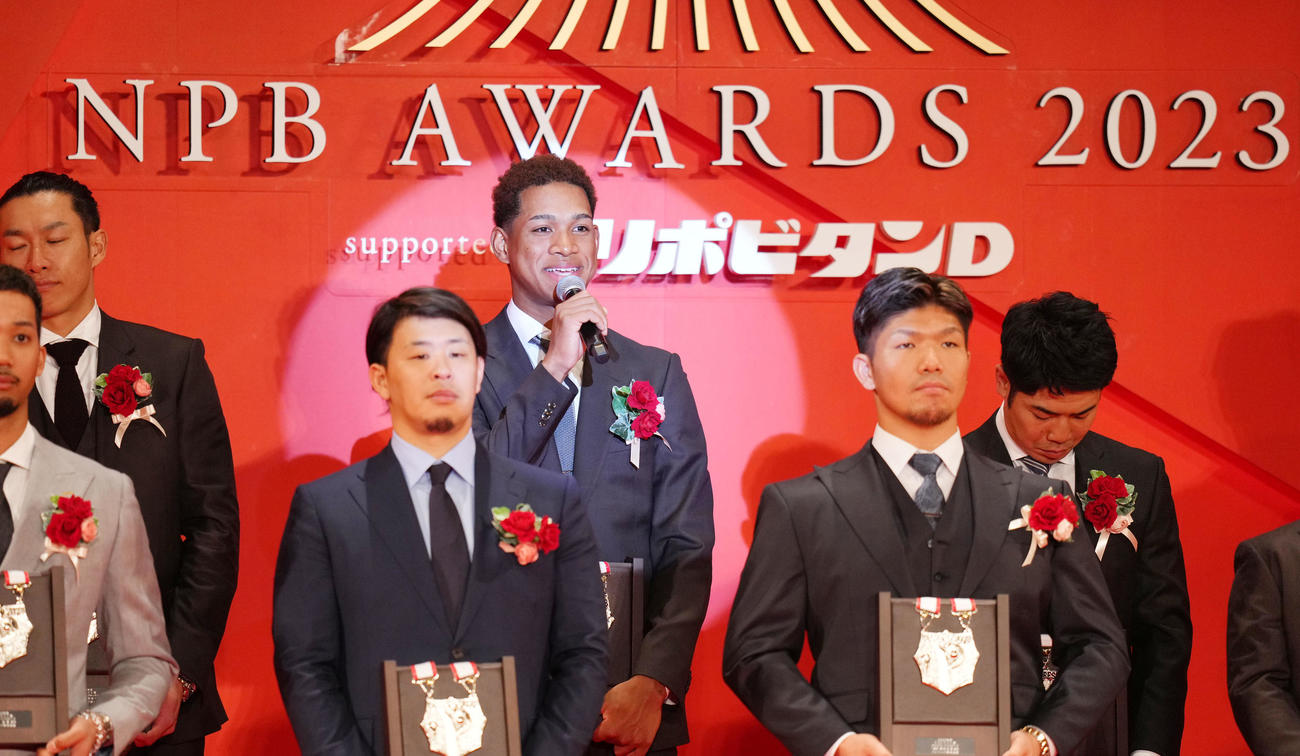 パリーグベストナインを受賞し喜びを語る日本ハム万波（中央）（撮影・横山健太）