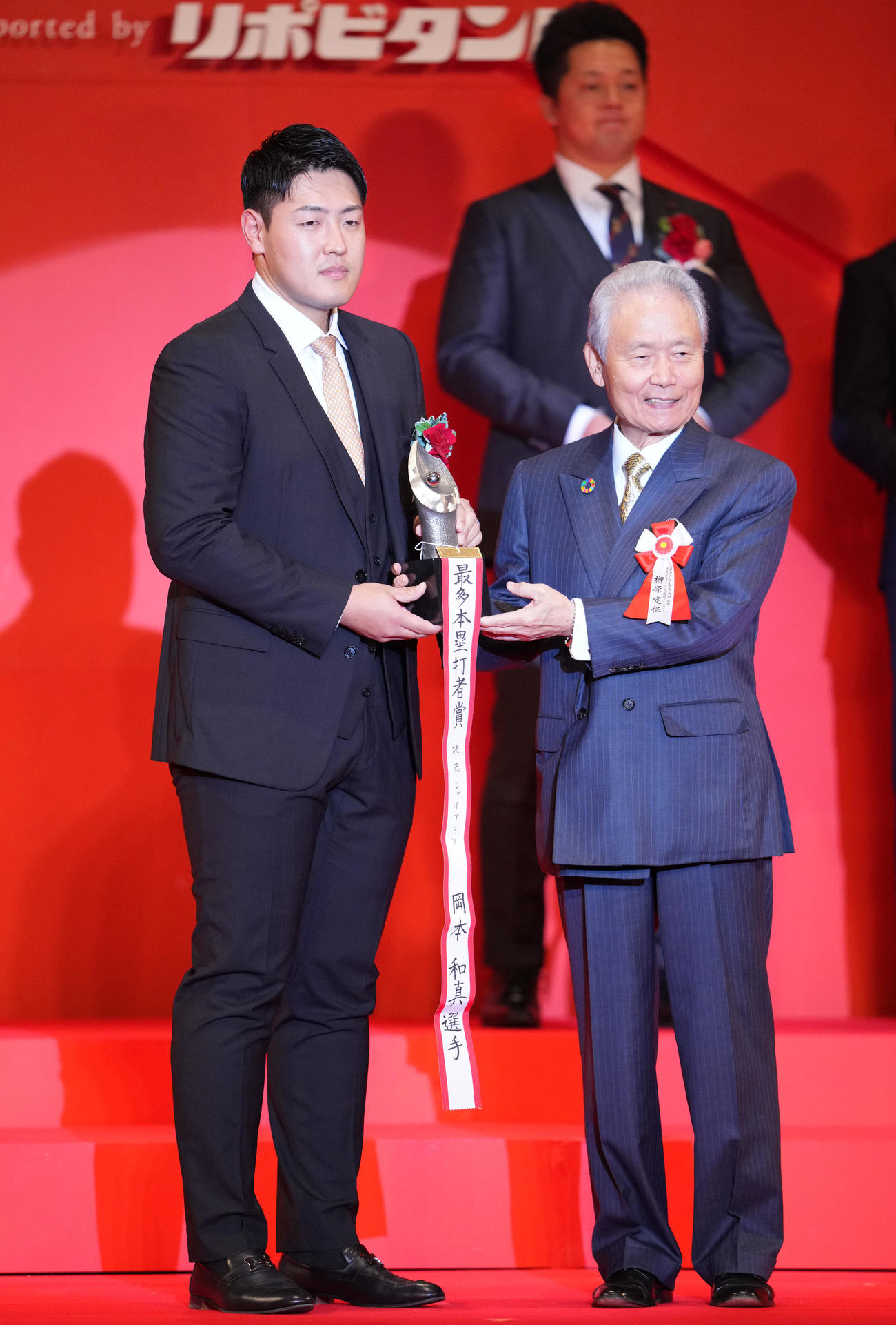 セ・リーグ最多本塁打者賞を受賞した巨人岡本和。右は榊原コミッショナー（撮影・横山健太）