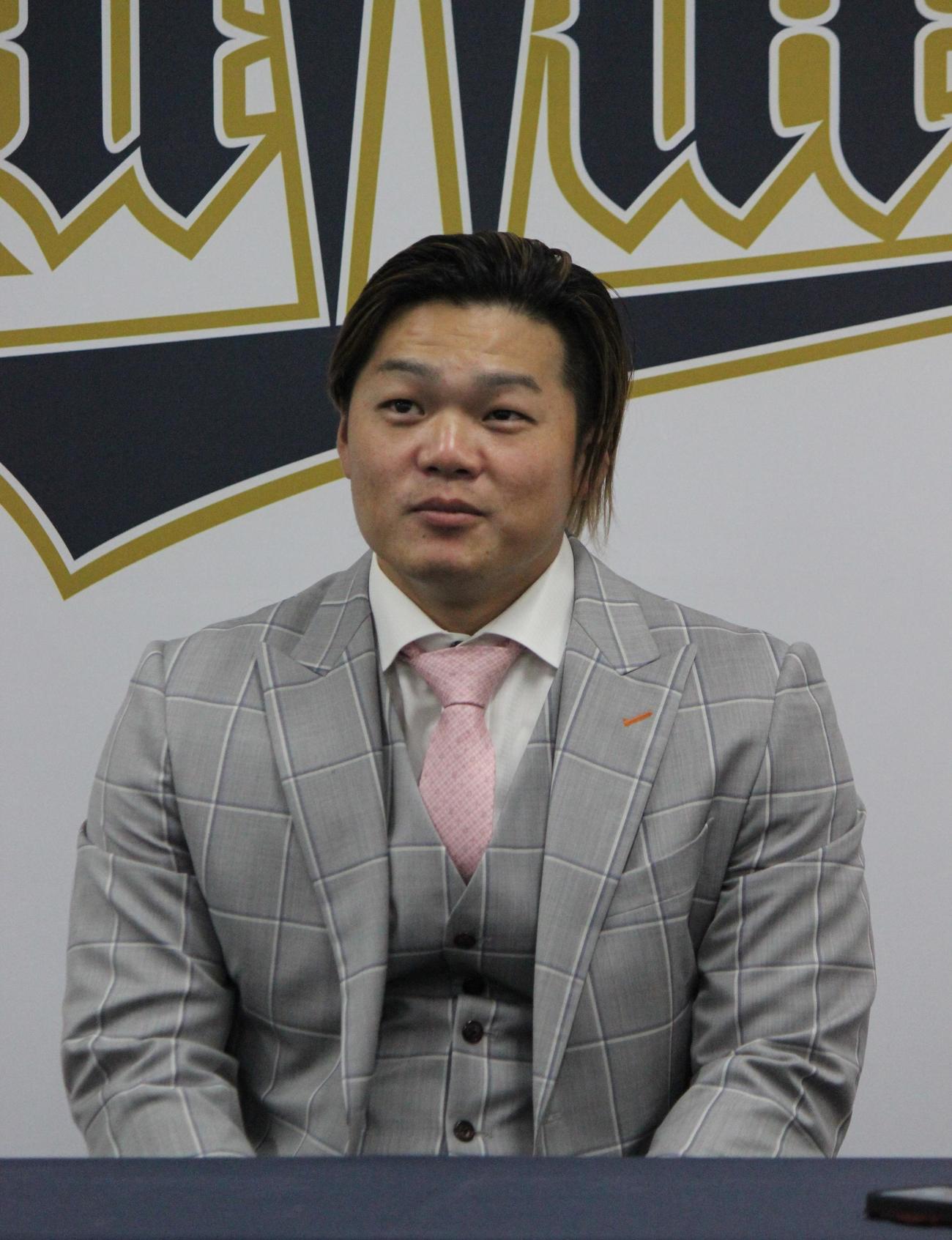 契約更改を終えて会見するオリックス富山（撮影・柏原誠）