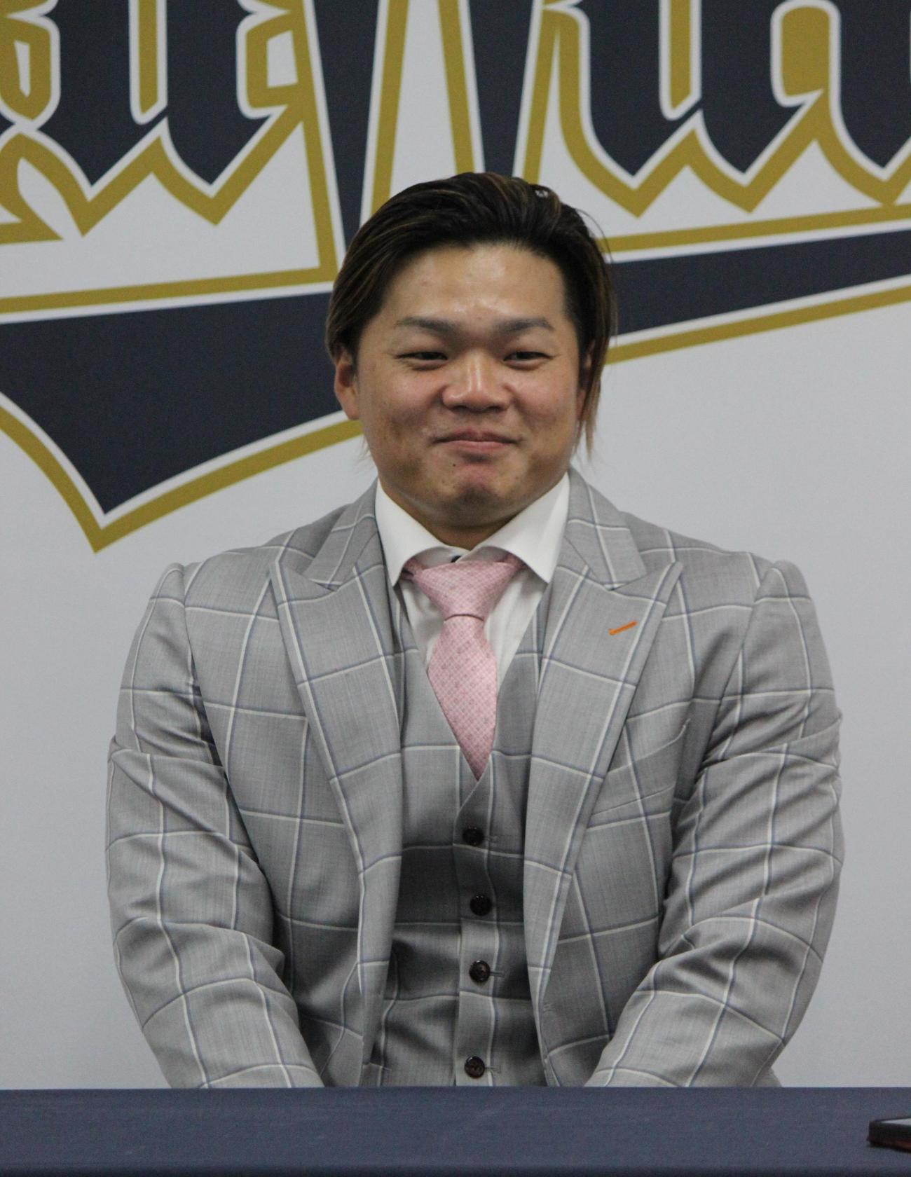 契約更改を終えて会見するオリックス富山（撮影・柏原誠）