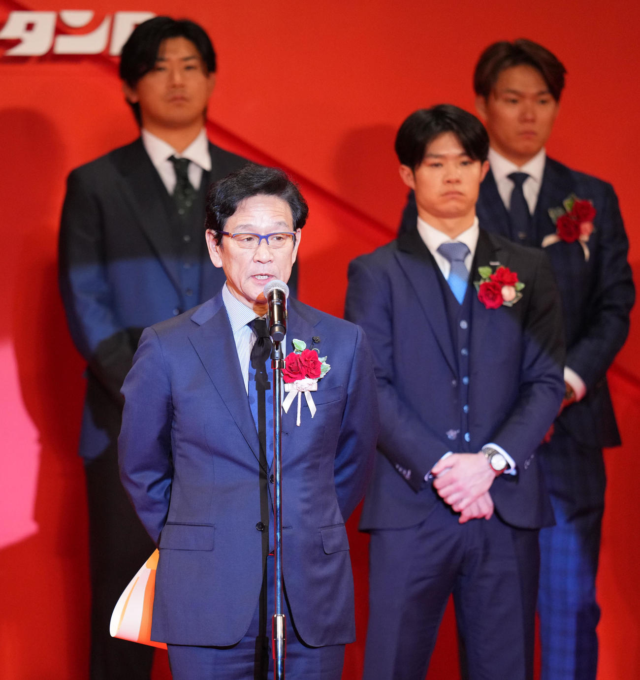 スポーツ功労者顕彰を受賞し喜びを語る侍ジャパン栗山元監督（手前）（撮影・横山健太）