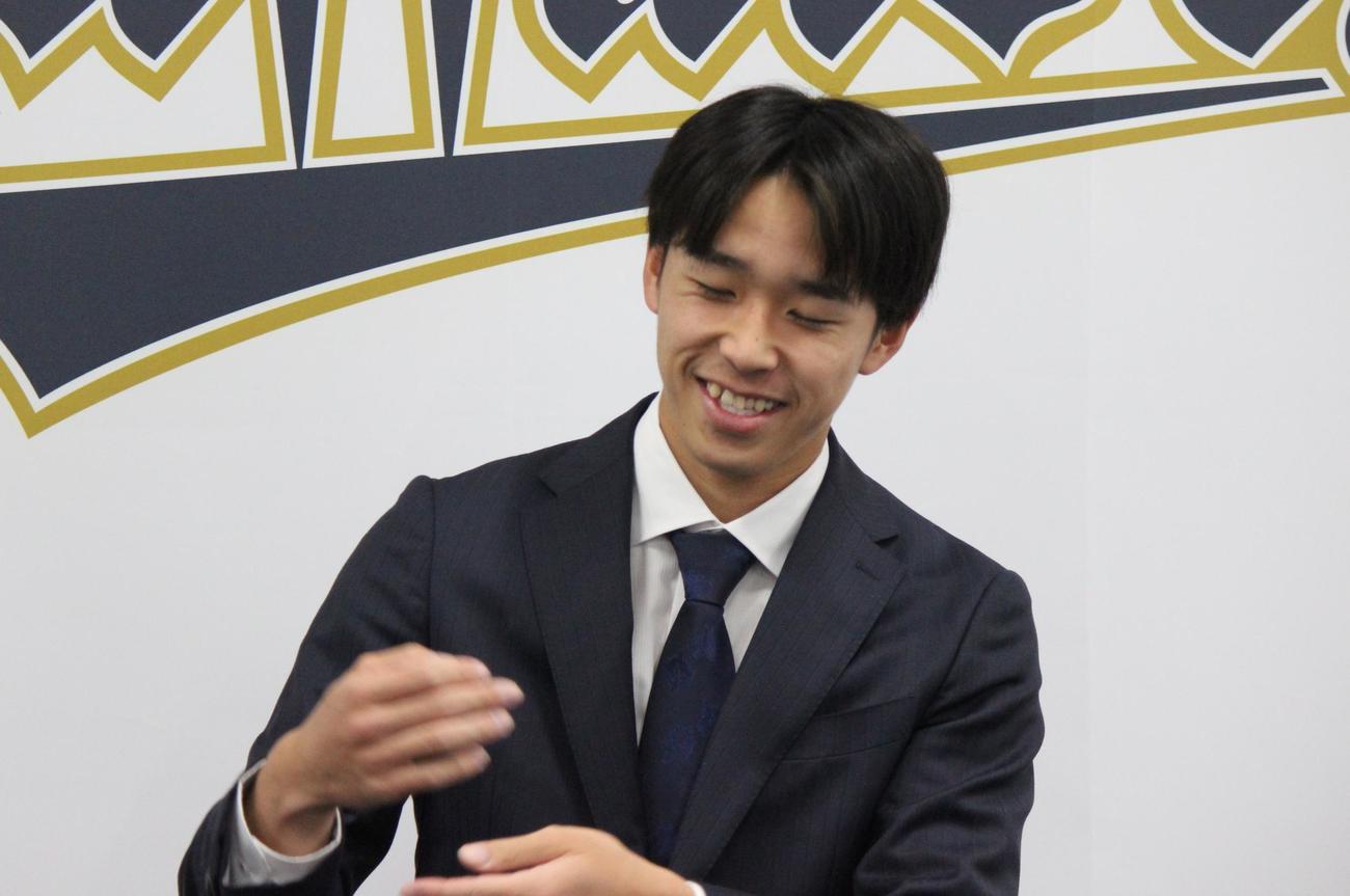契約更改を終えて会見するオリックス斎藤（撮影・柏原誠）