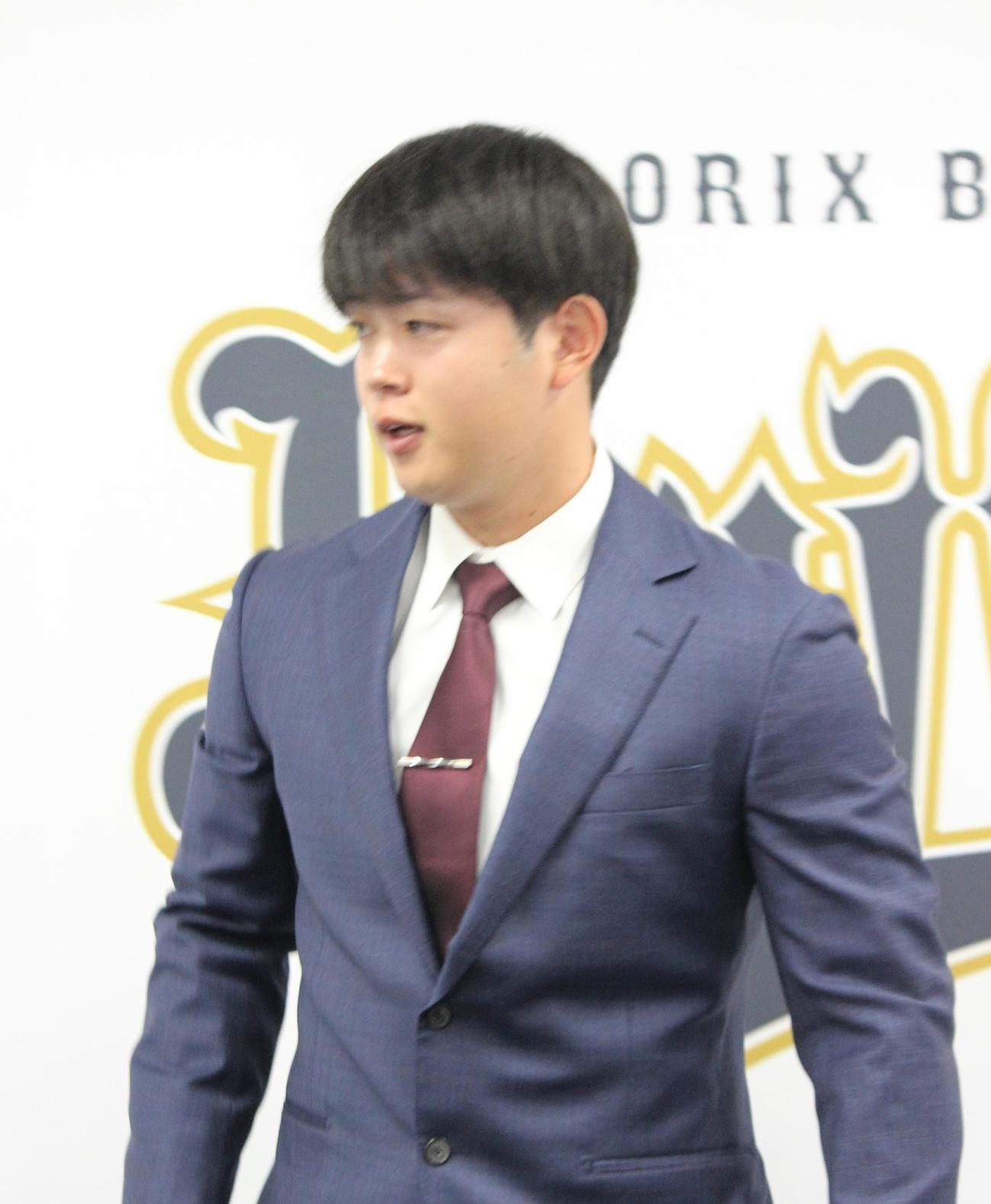 契約更改を終えて会見するオリックス太田（撮影・柏原誠）