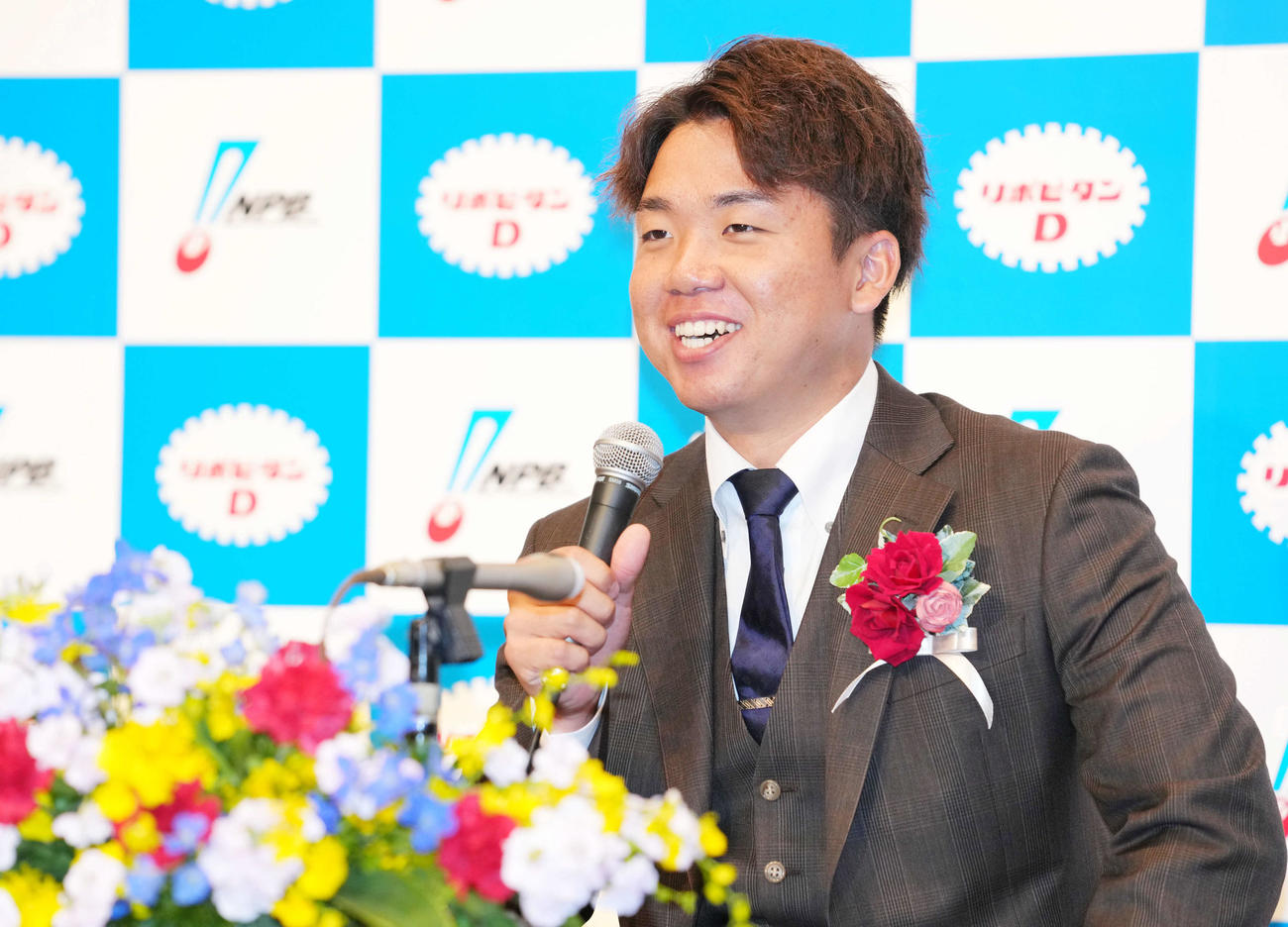 セリーグ最優秀新人賞を受賞し喜びを語る阪神村上（撮影・横山健太）