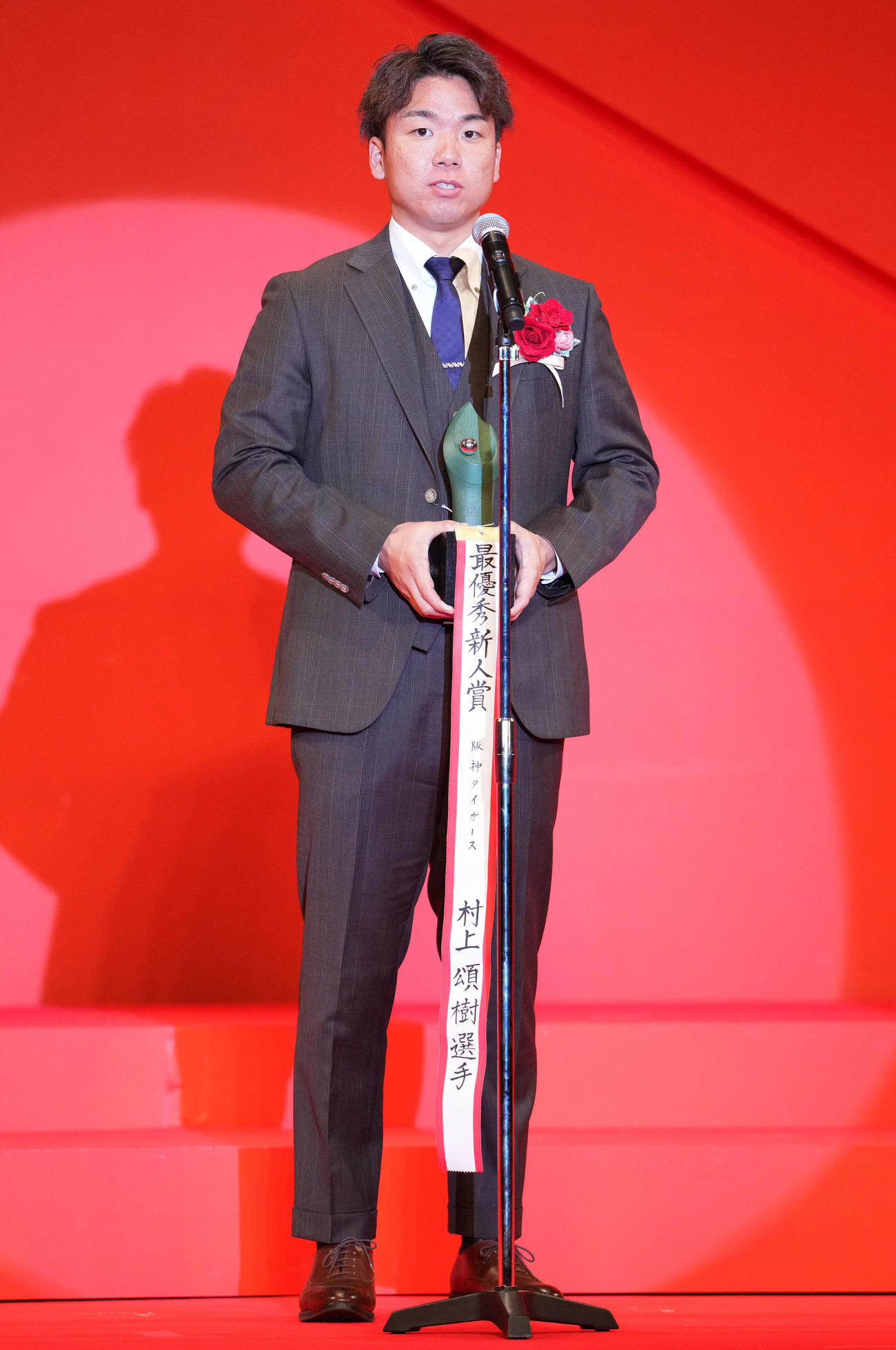 セリーグ最優秀新人賞を受賞し喜びを語る阪神村上（撮影・横山健太）