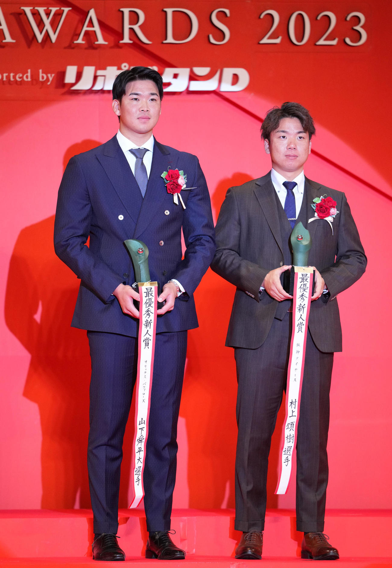 最優秀新人賞を受賞したオリックス山下舜（左）と阪神村上（撮影・横山健太）