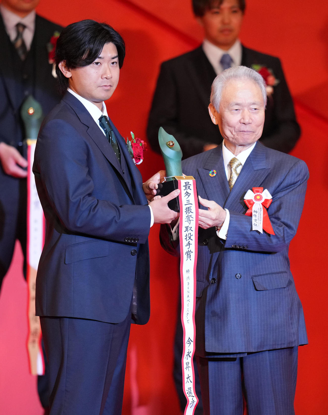 セリーグ最多三振奪取投手賞を受賞したDeNA今永。右は榊原コミッショナー（撮影・横山健太）