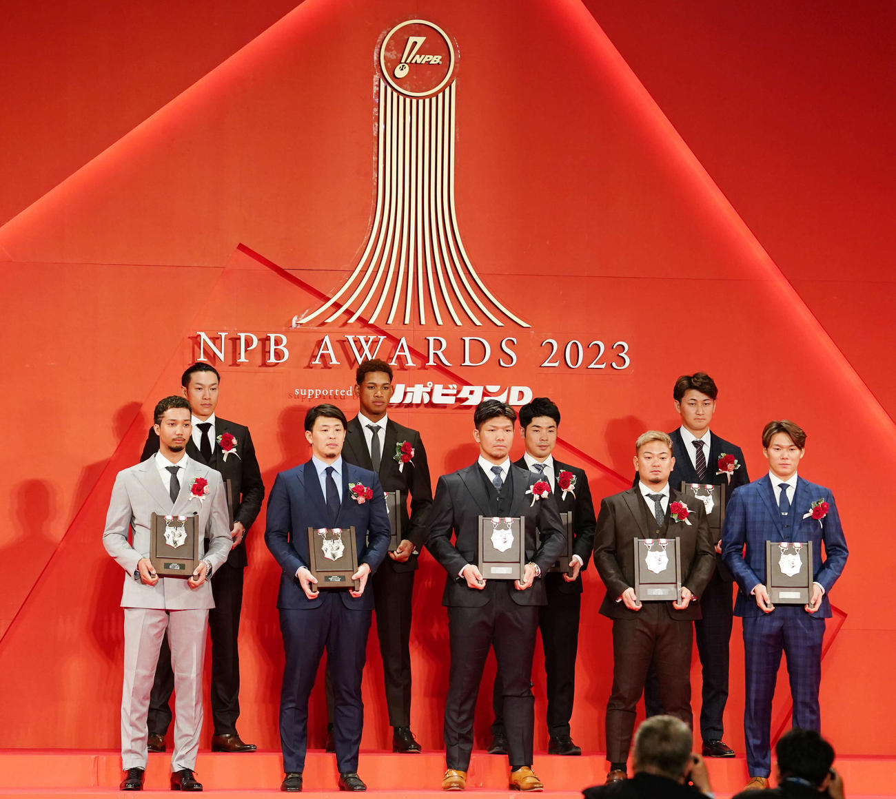 パリーグベストナインを受賞した選手たち。前列左からオリックス宗、楽天浅村、オリックス頓宮、森、山本、後列左からソフトバンク柳田、日本ハム万波、ソフトバンク近藤、オリックス紅林（撮影・横山健太）