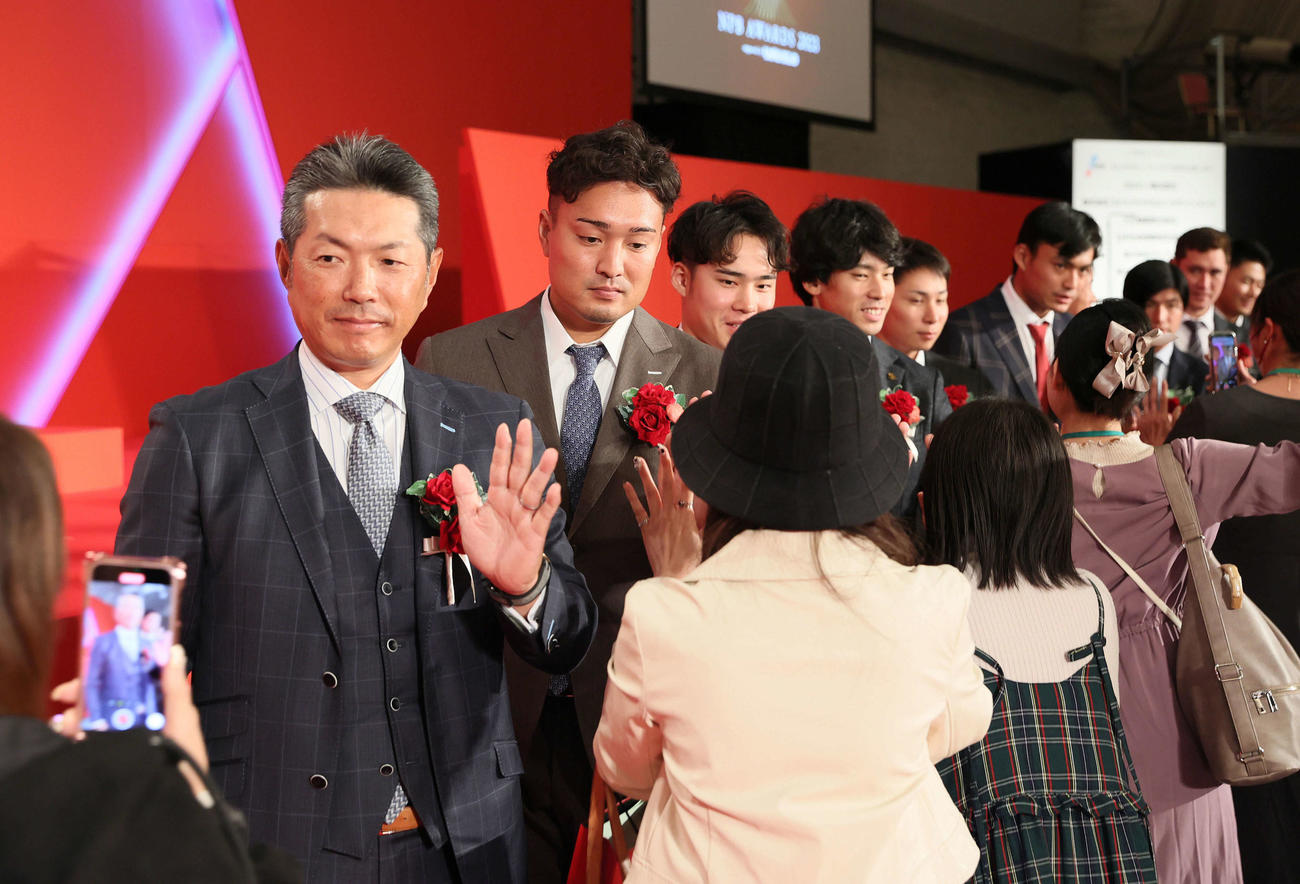 観客とハイタッチする左からソフトバンク小久保二軍監督、阪神秋山（代表撮影）