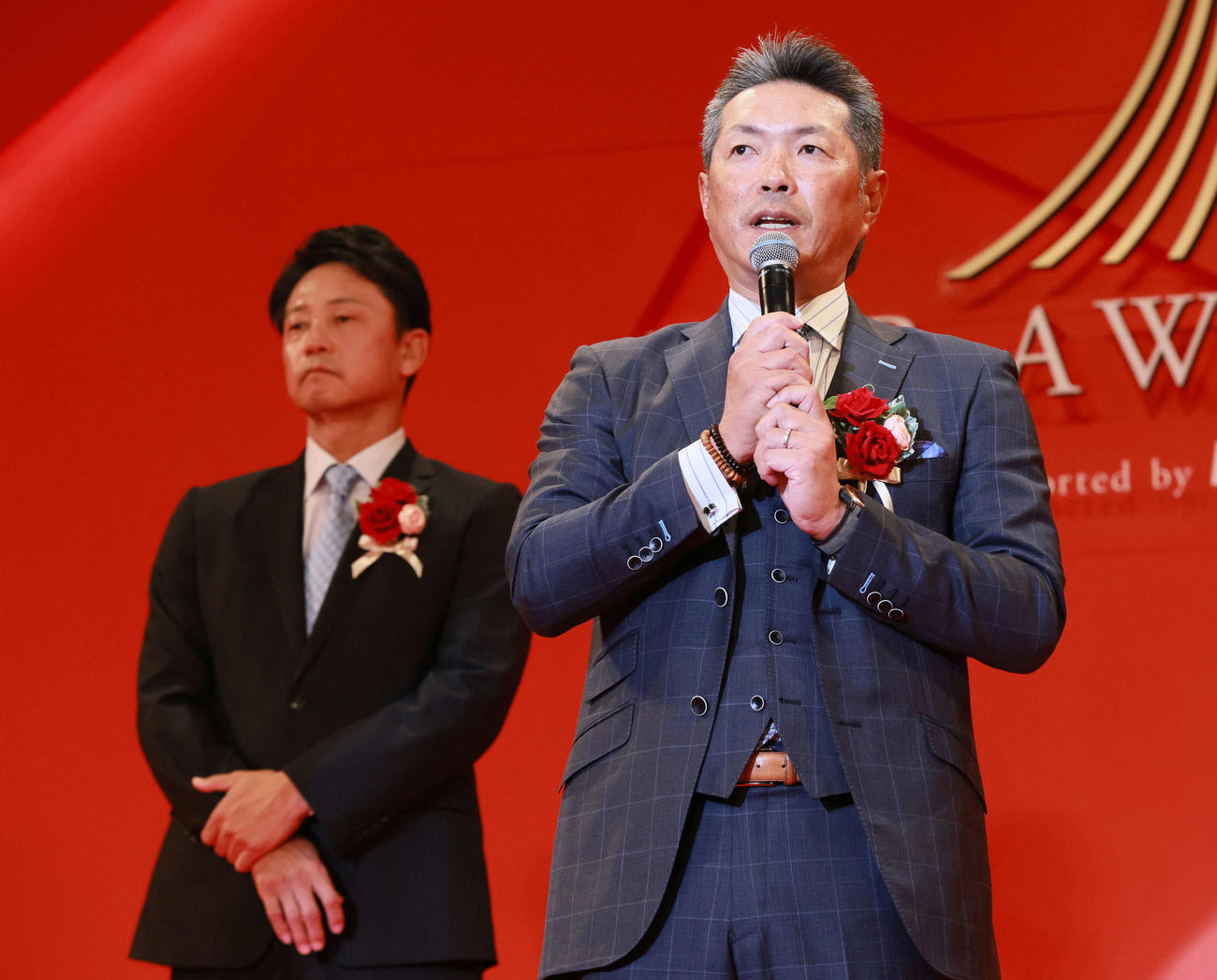 ファーム優勝チーム表彰であいさつするソフトバンク小久保2軍監督。左奥は巨人二岡2軍監督（代表撮影）