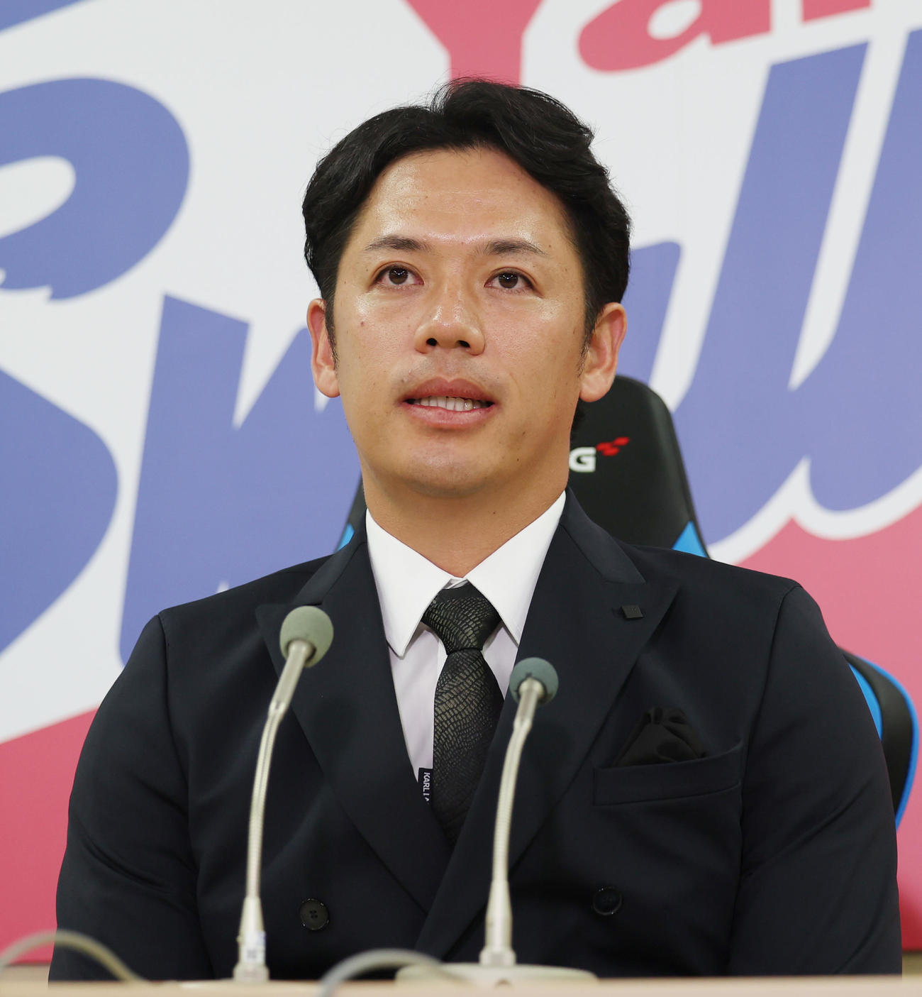 契約更改を終え会見するヤクルト小川（撮影・野上伸悟）