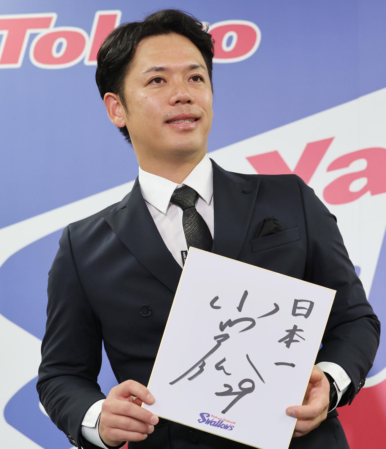 契約更改を終え、来季の目標に「日本一」を掲げたヤクルト小川（撮影・野上伸悟）
