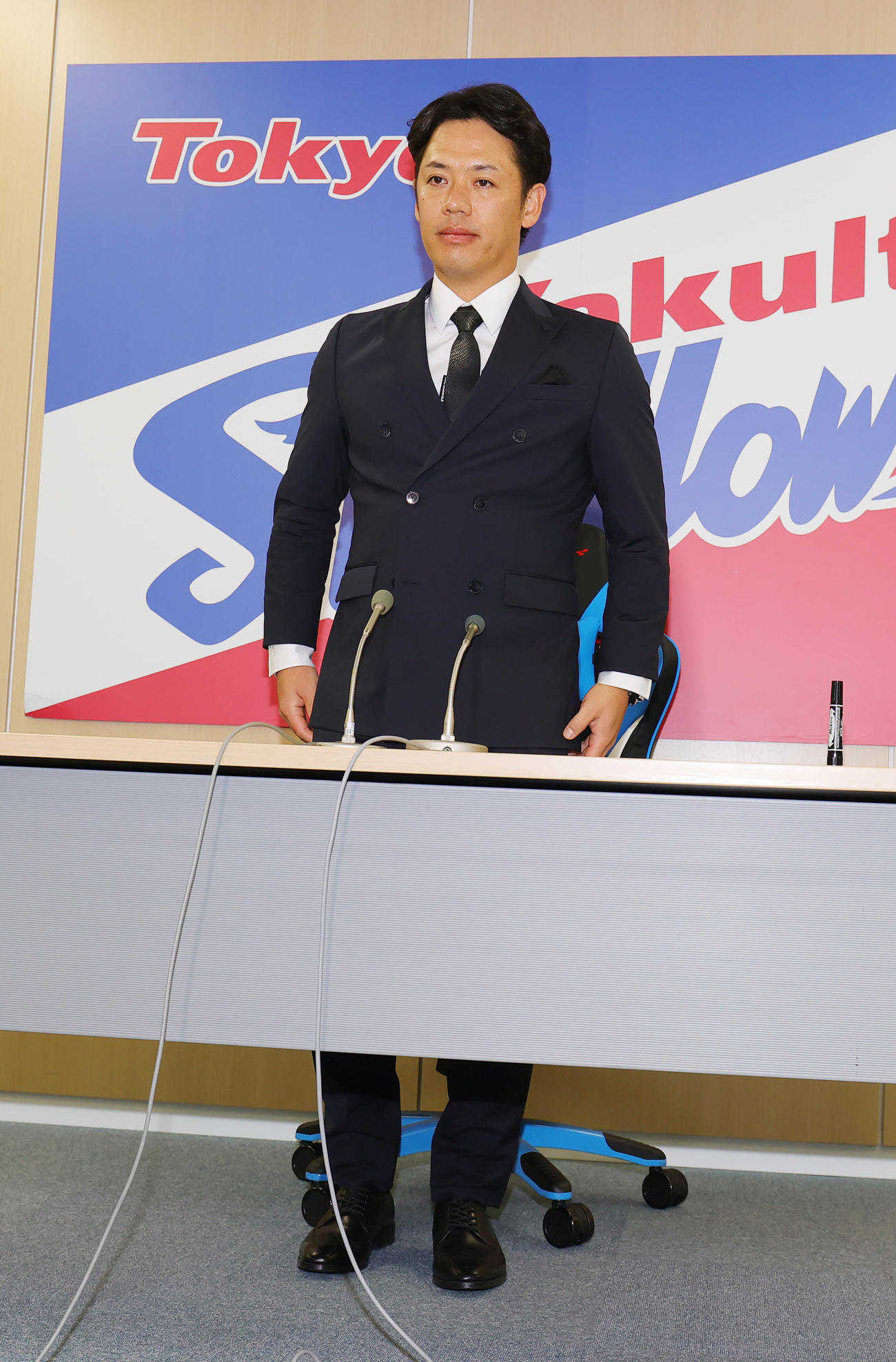 契約更改を終え会見するヤクルト小川（撮影・野上伸悟）