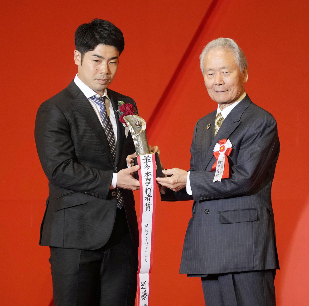 本塁打王を受賞したソフトバンク近藤（左）（共同）