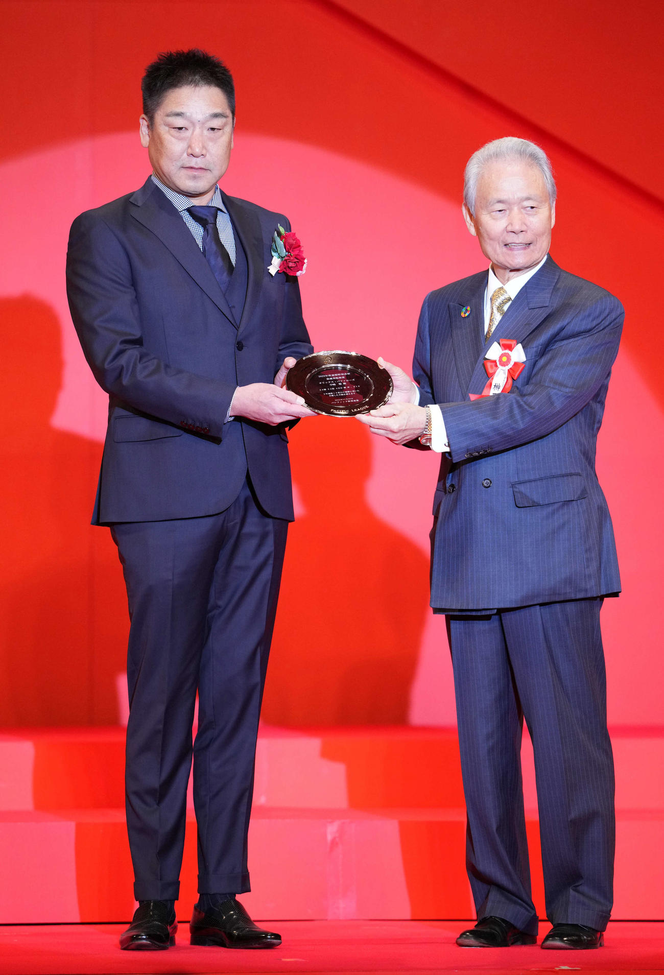 パリーグ最優秀監督賞を受賞したオリックス中嶋監督。右は榊原コミッショナー（撮影・横山健太）