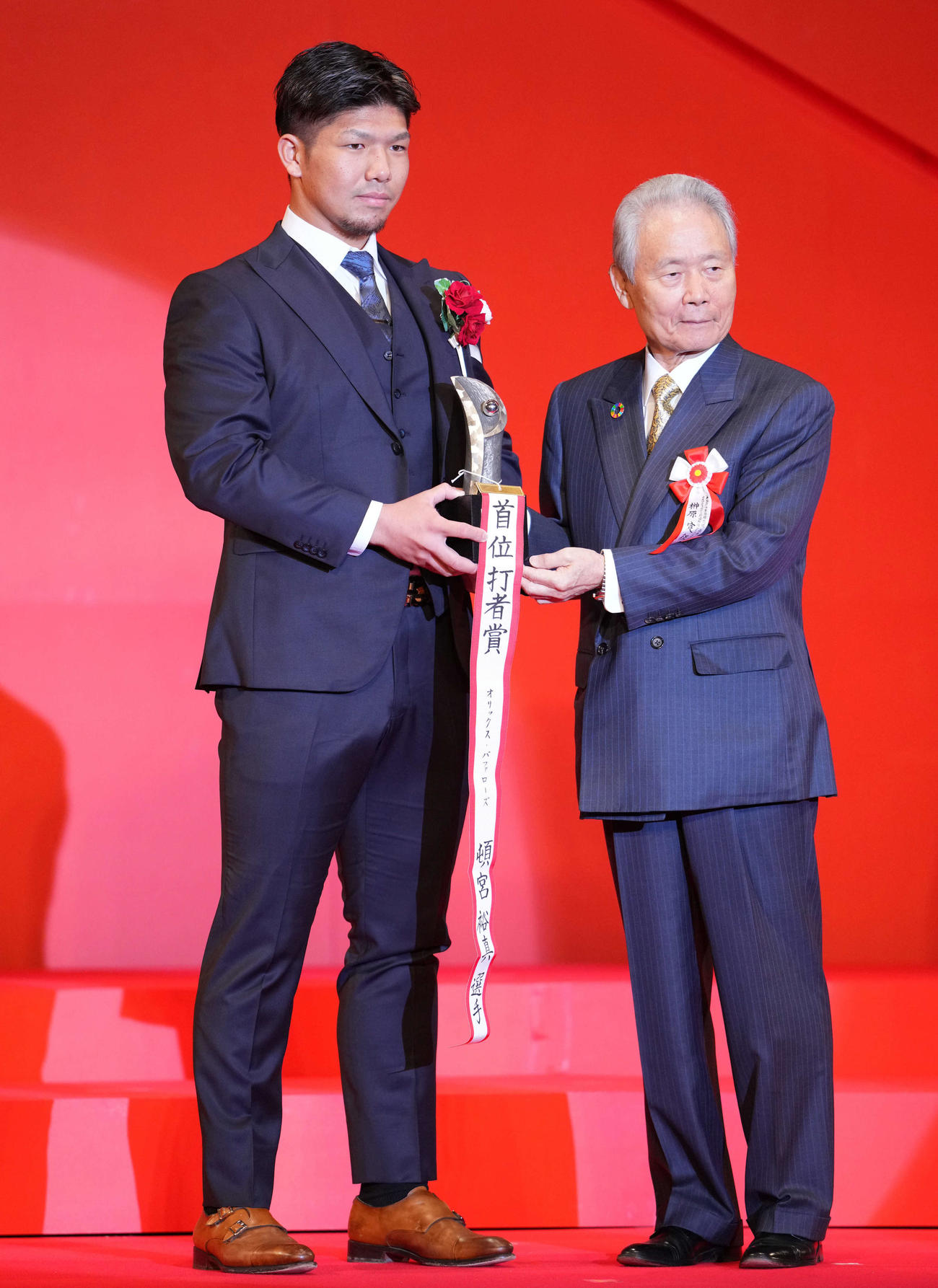 パリーグ首位打者賞を受賞したオリックス頓宮。右は榊原コミッショナー（撮影・横山健太）
