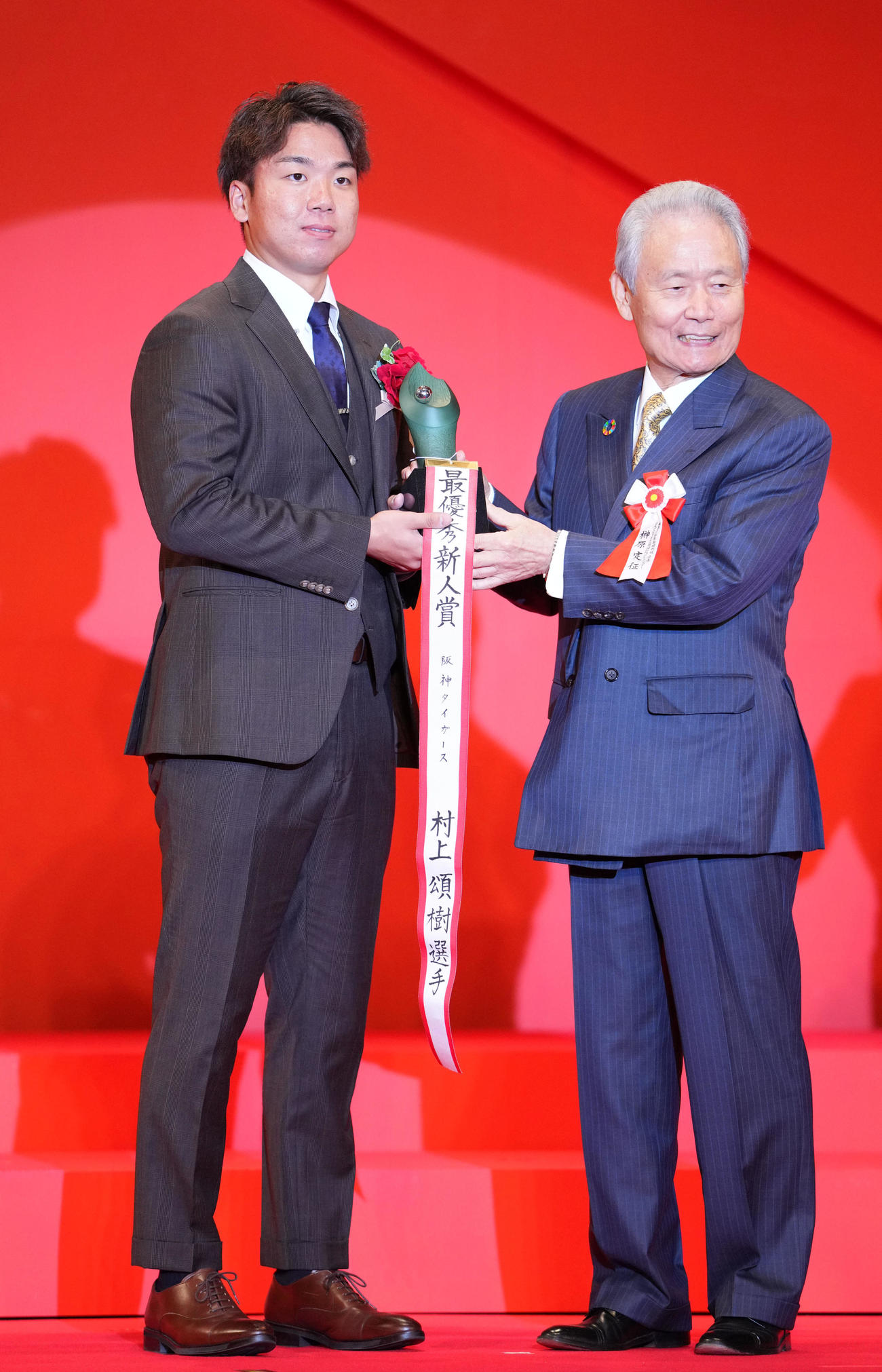 セリーグ最優秀新人賞を受賞した阪神村上。右は榊原コミッショナー（撮影・横山健太）