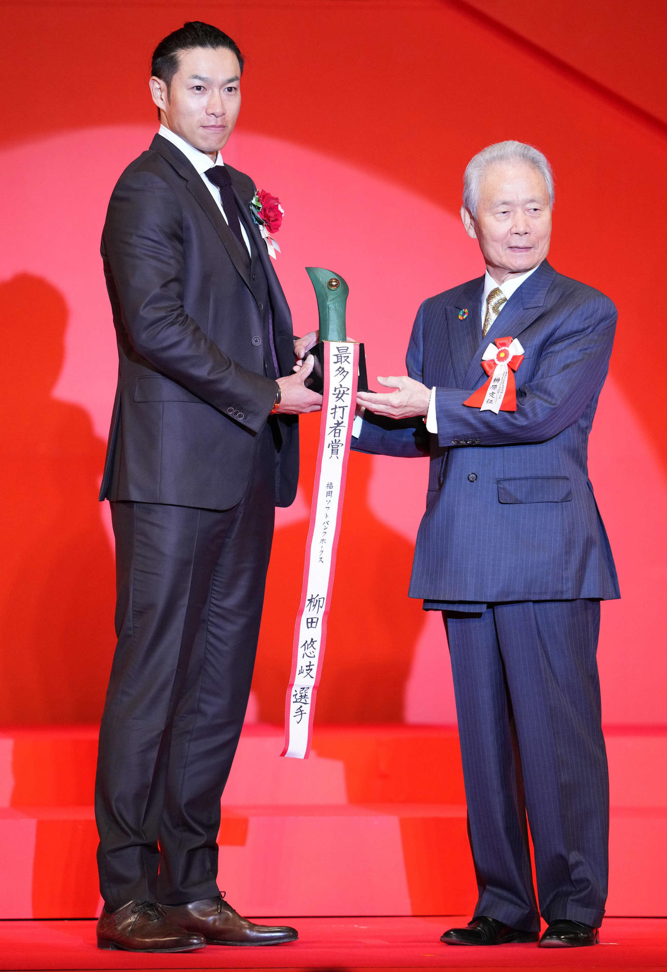 パリーグ最多安打者賞を受賞したソフトバンク柳田。右は榊原コミッショナー（撮影・横山健太）