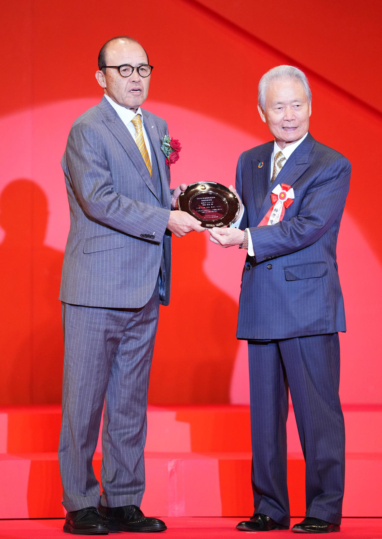 セリーグ最優秀監督賞を受賞した阪神岡田監督。右は榊原コミッショナー（撮影・横山健太）
