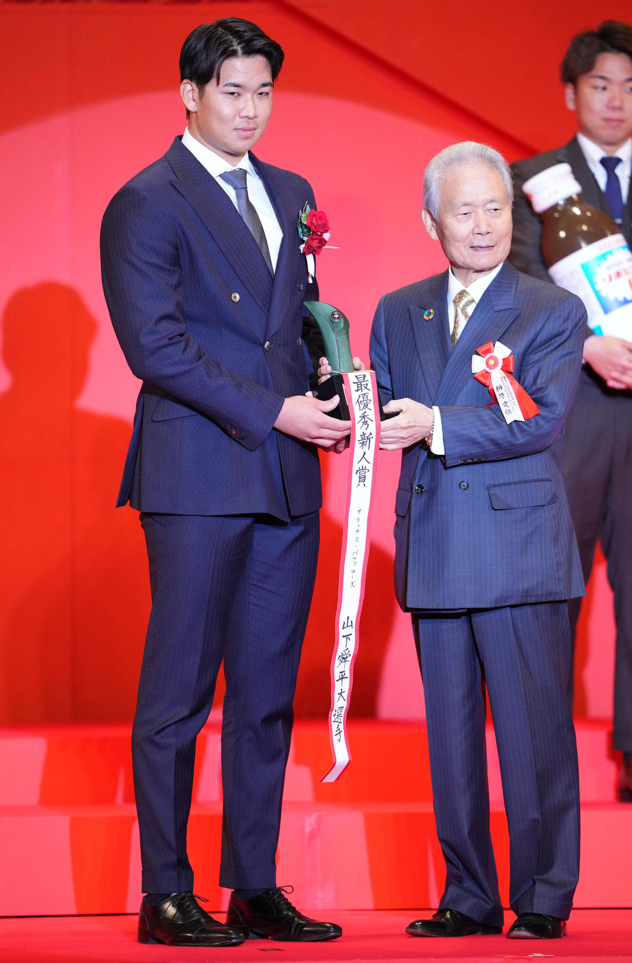 パリーグ最優秀新人賞を受賞したオリックス山下舜。右は榊原コミッショナー（撮影・横山健太）