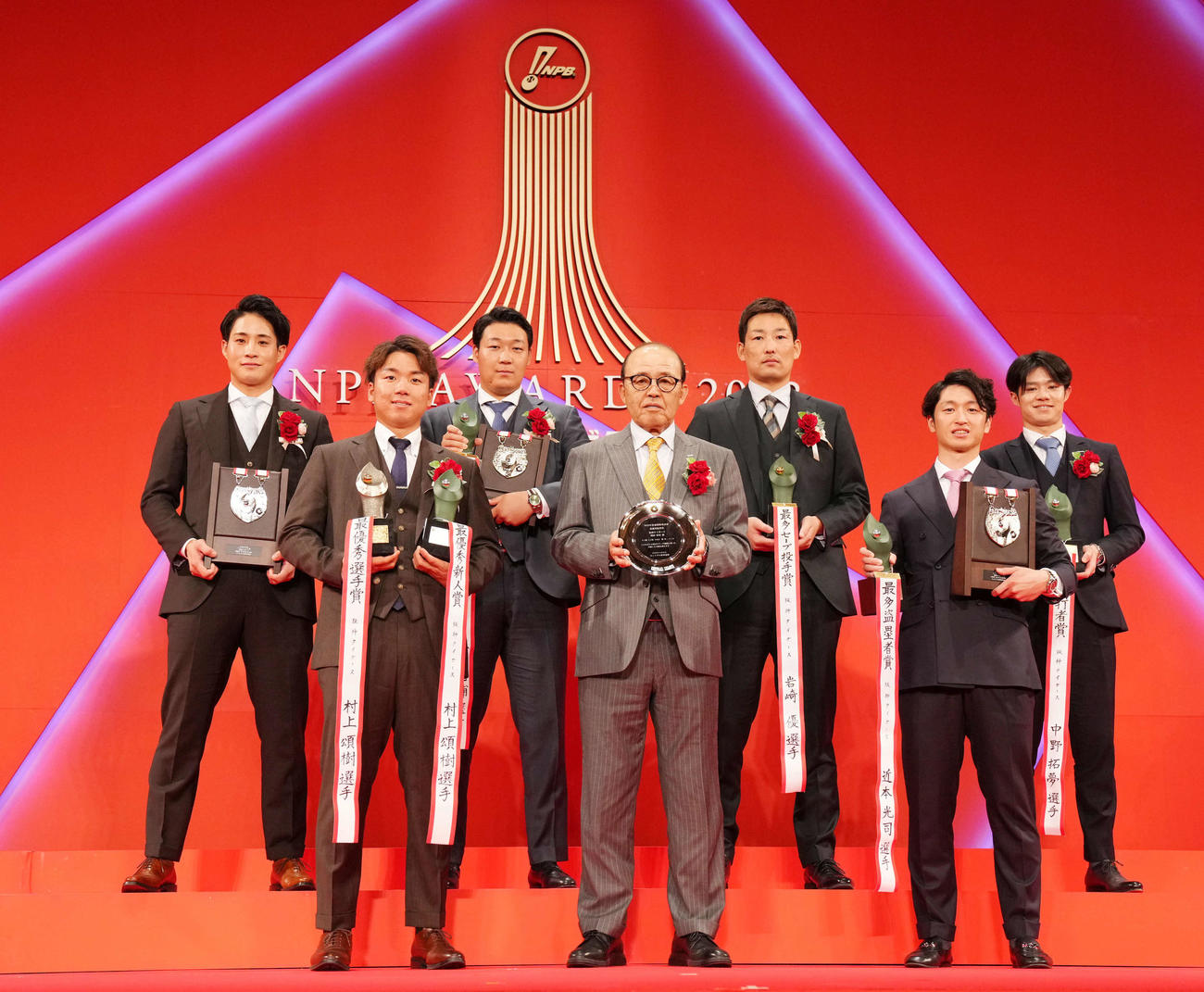 表彰式を終え笑顔を見せる阪神の選手たち。前列左から村上、岡田監督、近本、後列左から木浪、大山、岩崎、中野（撮影・横山健太）