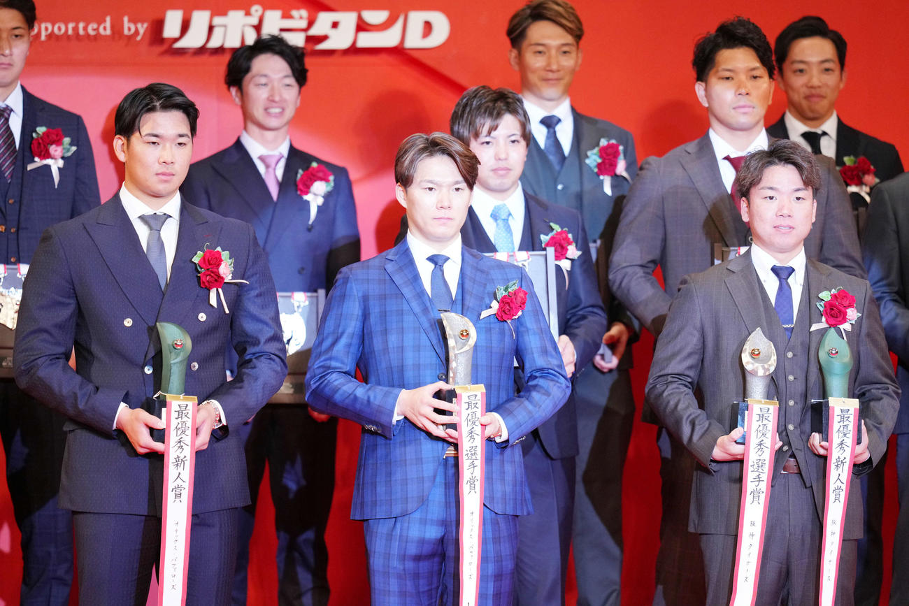 トロフィーを手にカメラを見つめる、前列左からオリックス山下舜、山本、阪神村上（撮影・横山健太）