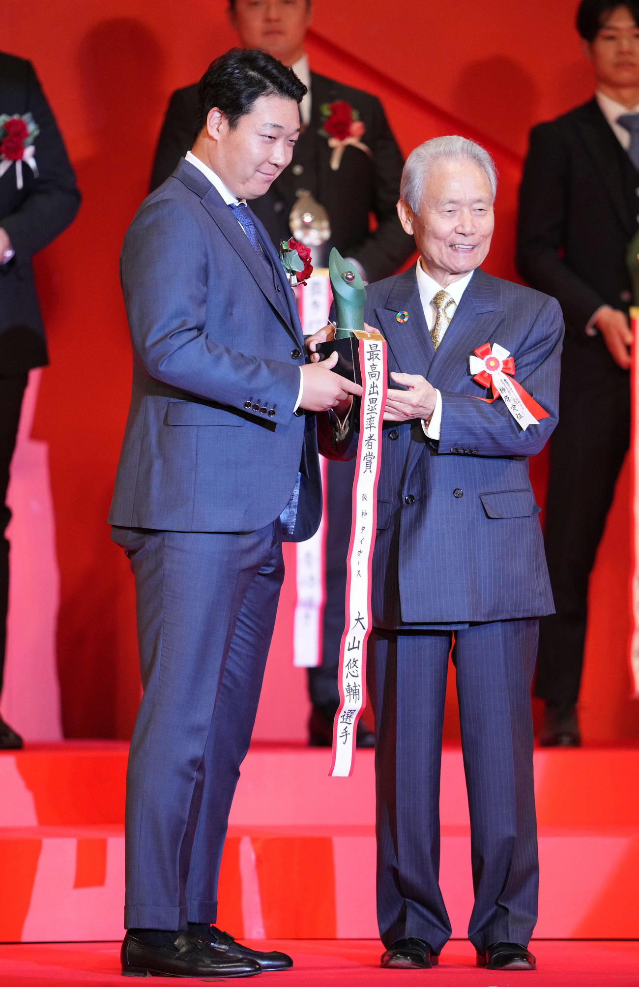 セリーグ最高出塁率者賞を受賞した阪神大山。右は榊原コミッショナー（撮影・横山健太）