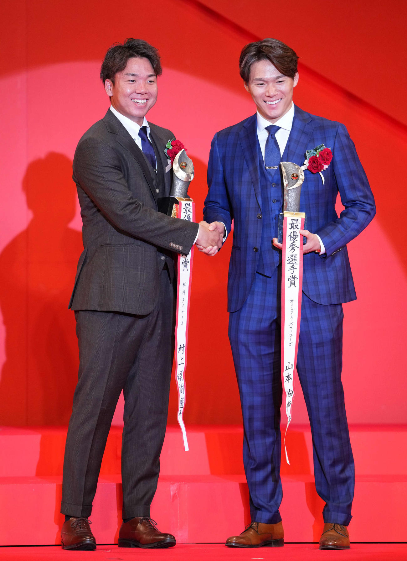 最優秀選手賞を受賞し笑顔で握手を交わす阪神村上（左）とオリックス山本（撮影・横山健太）