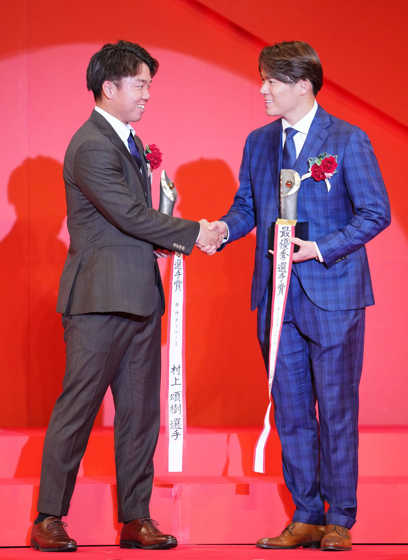最優秀選手賞を受賞し笑顔で握手を交わす阪神村上（左）とオリックス山本（撮影・横山健太）