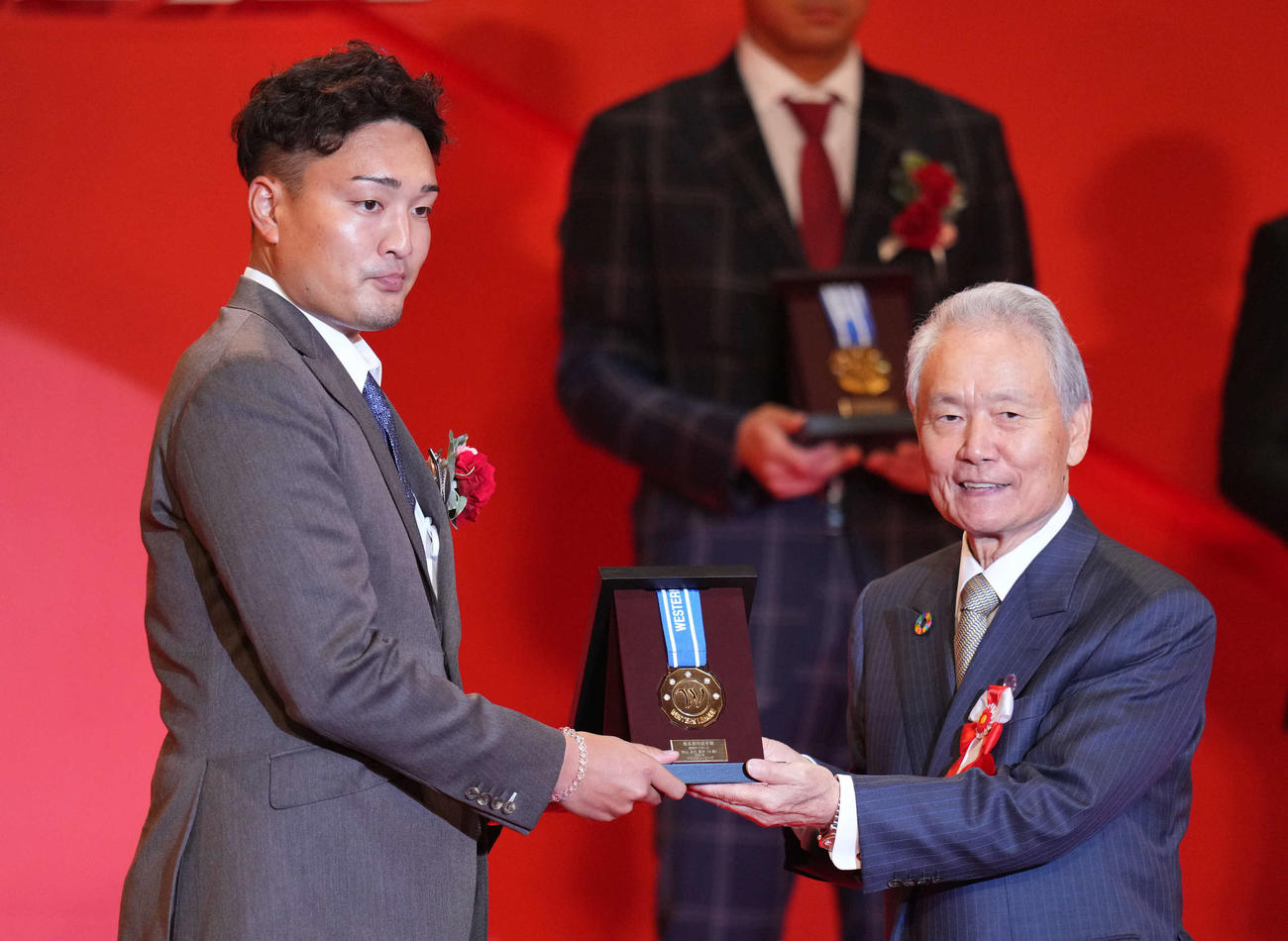ウエスタン・リーグ最多勝利投手賞を受賞した阪神秋山。右は榊原コミッショナー（撮影・横山健太）