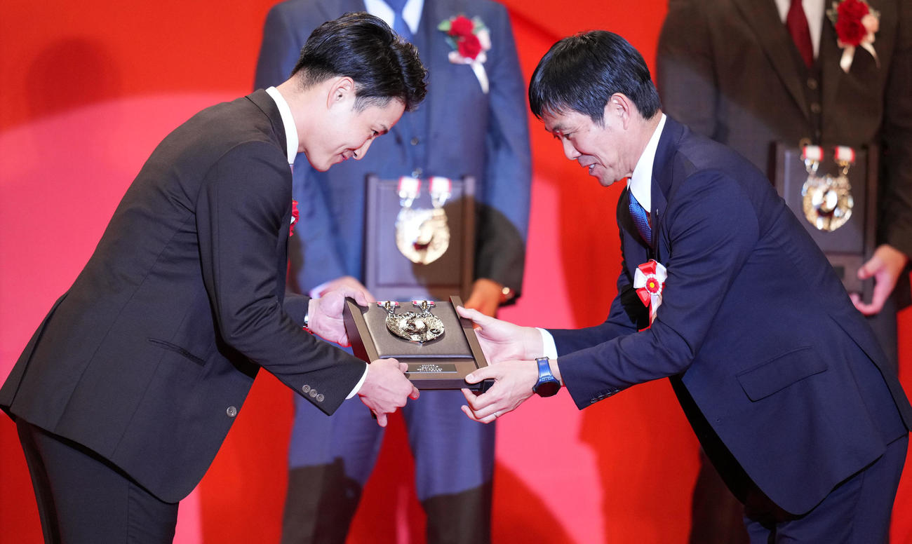 セリーグベストナインに選ばれた阪神木浪（左）はサッカー日本代表森保監督から盾を受け取る（撮影・横山健太）