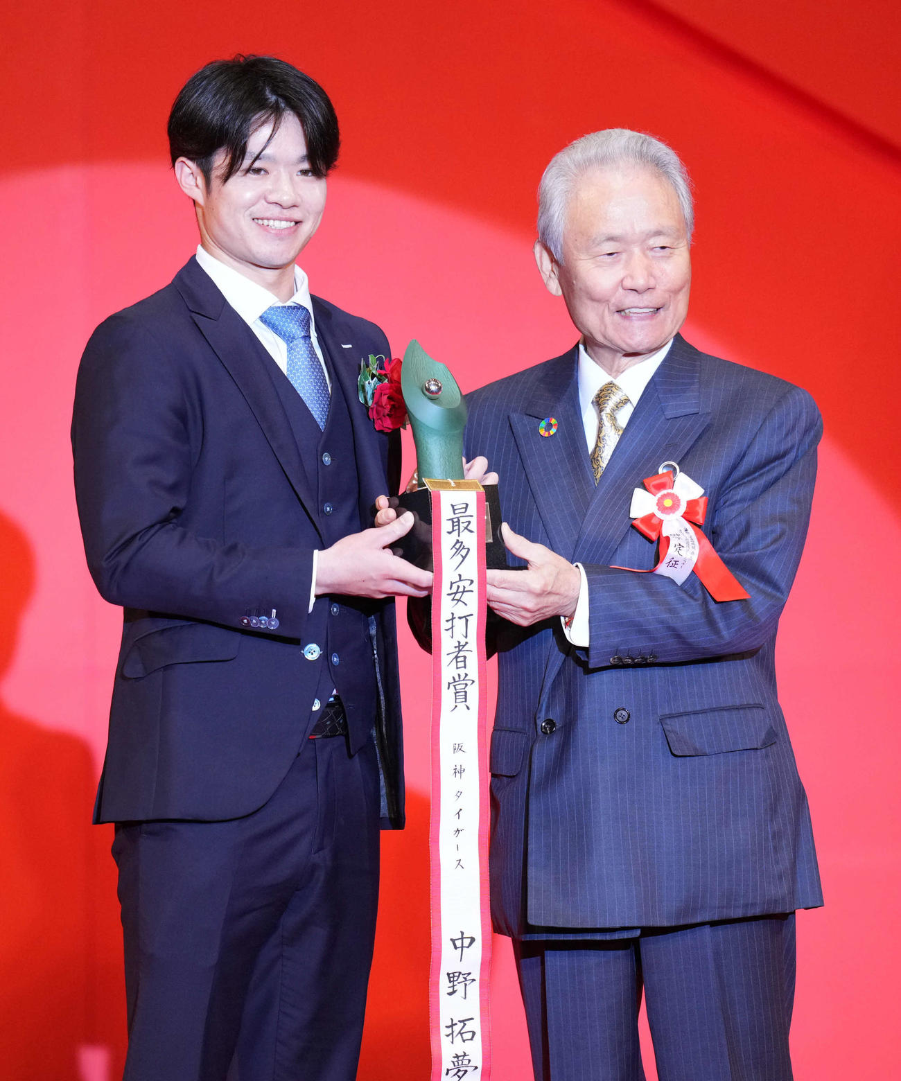 セリーグ最多安打者賞を受賞した阪神中野。右は榊原コミッショナー（撮影・横山健太）