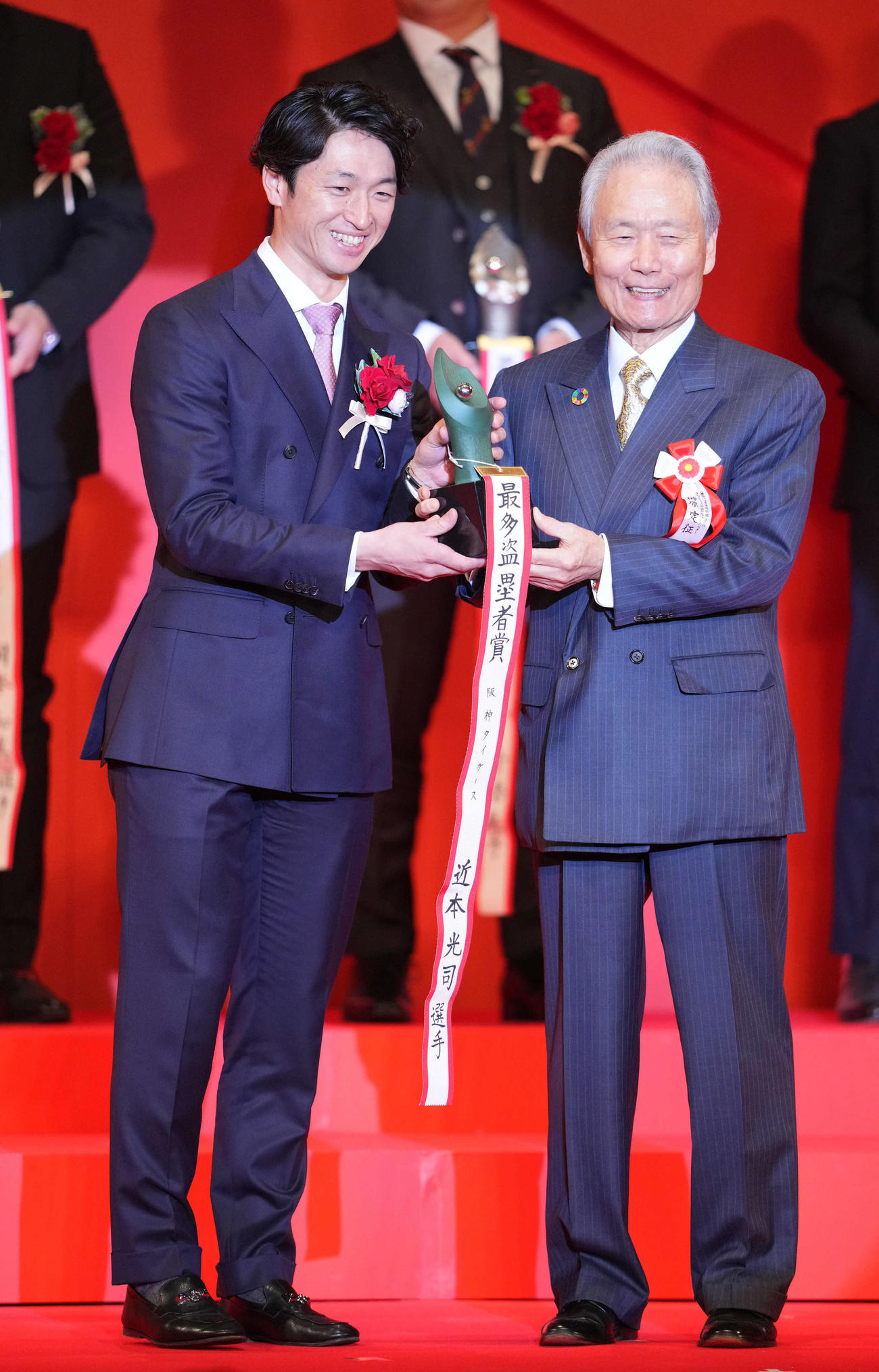 セリーグ最多盗塁者賞を受賞した阪神近本。右は榊原コミッショナー（撮影・横山健太）