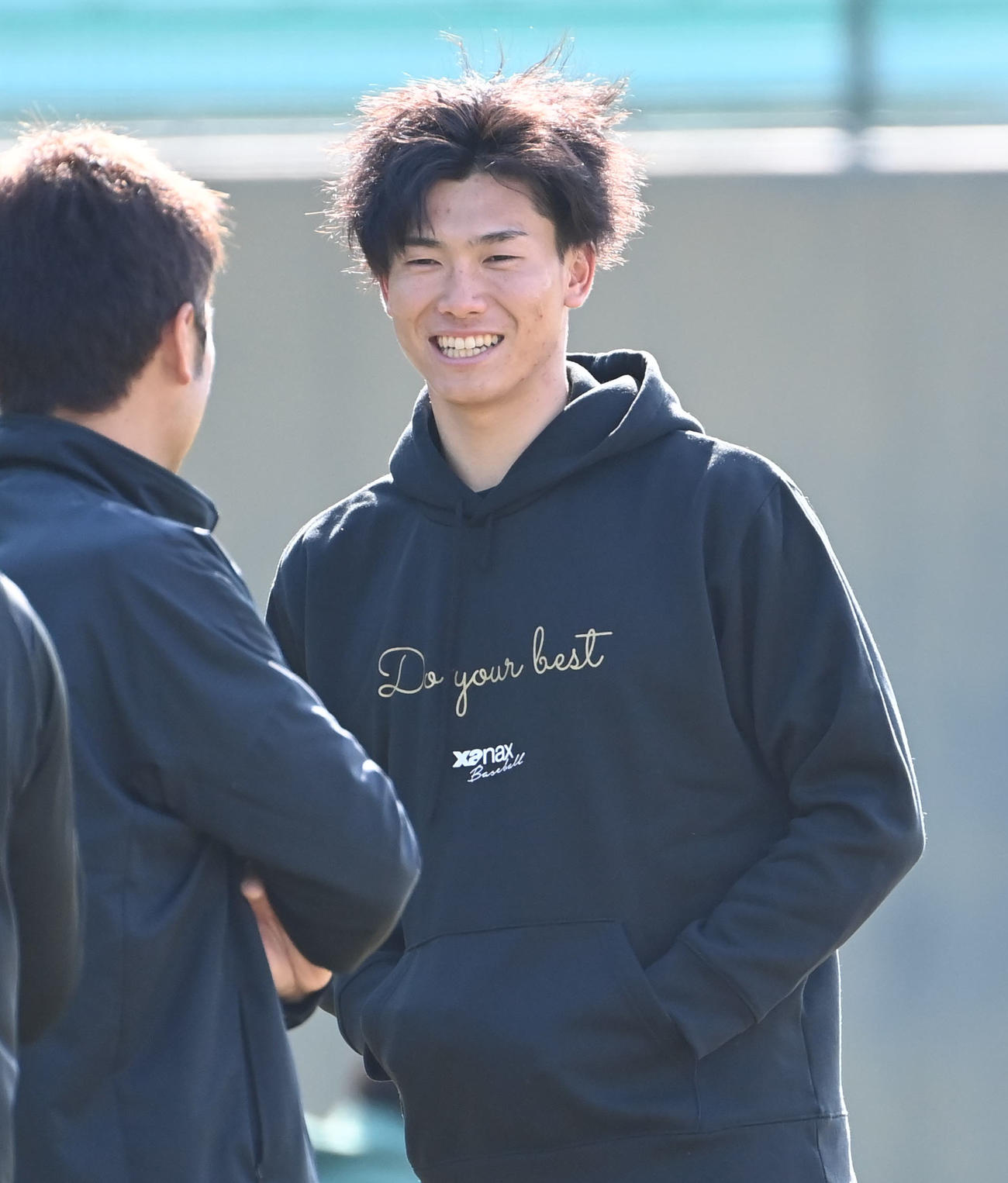 関係者らと話す湯浅（撮影・石井愛子）